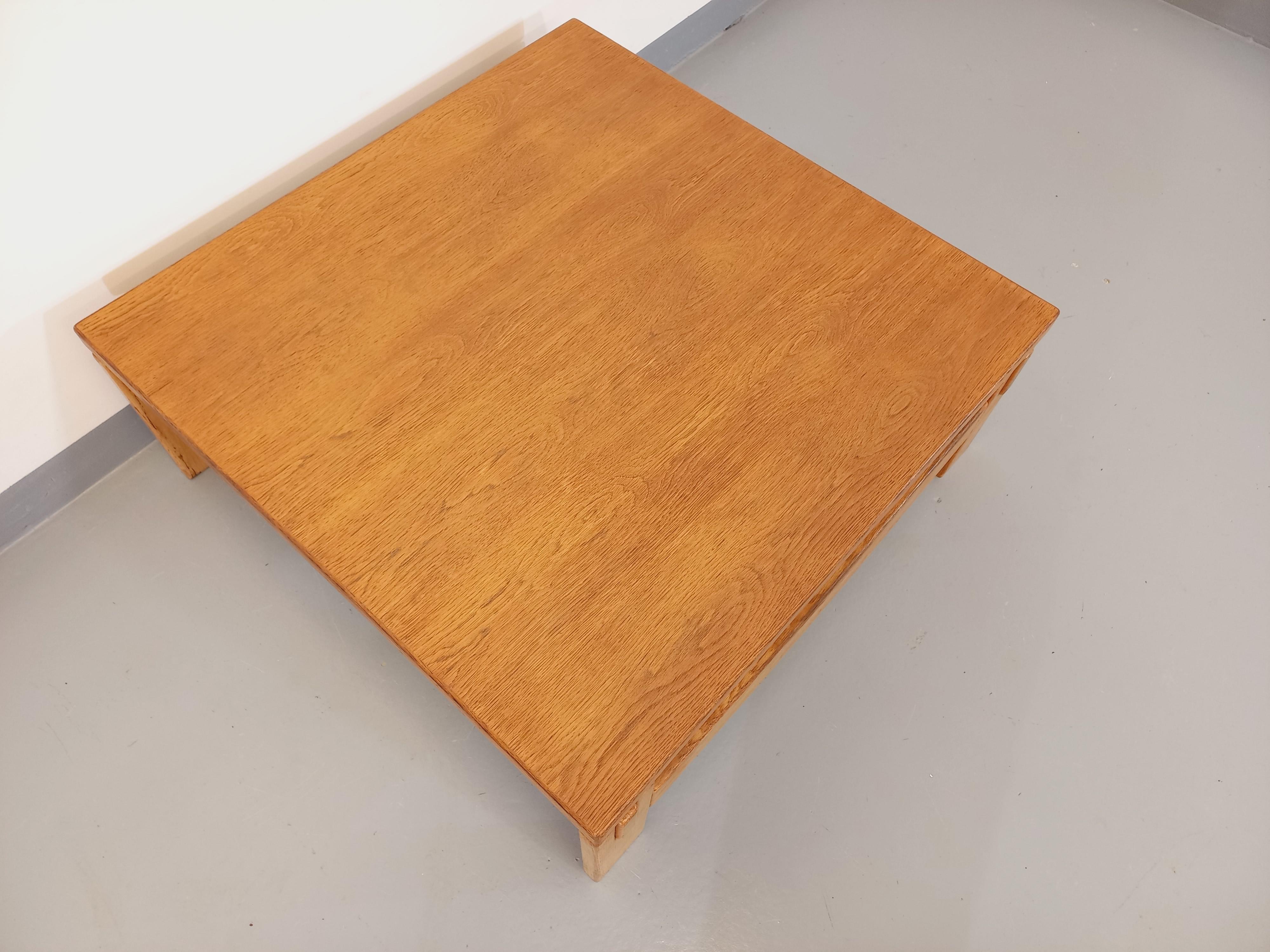 Massivholztisch aus Holz der Jahre 60-70 im Zustand „Gut“ im Angebot in BESANÇON, FR
