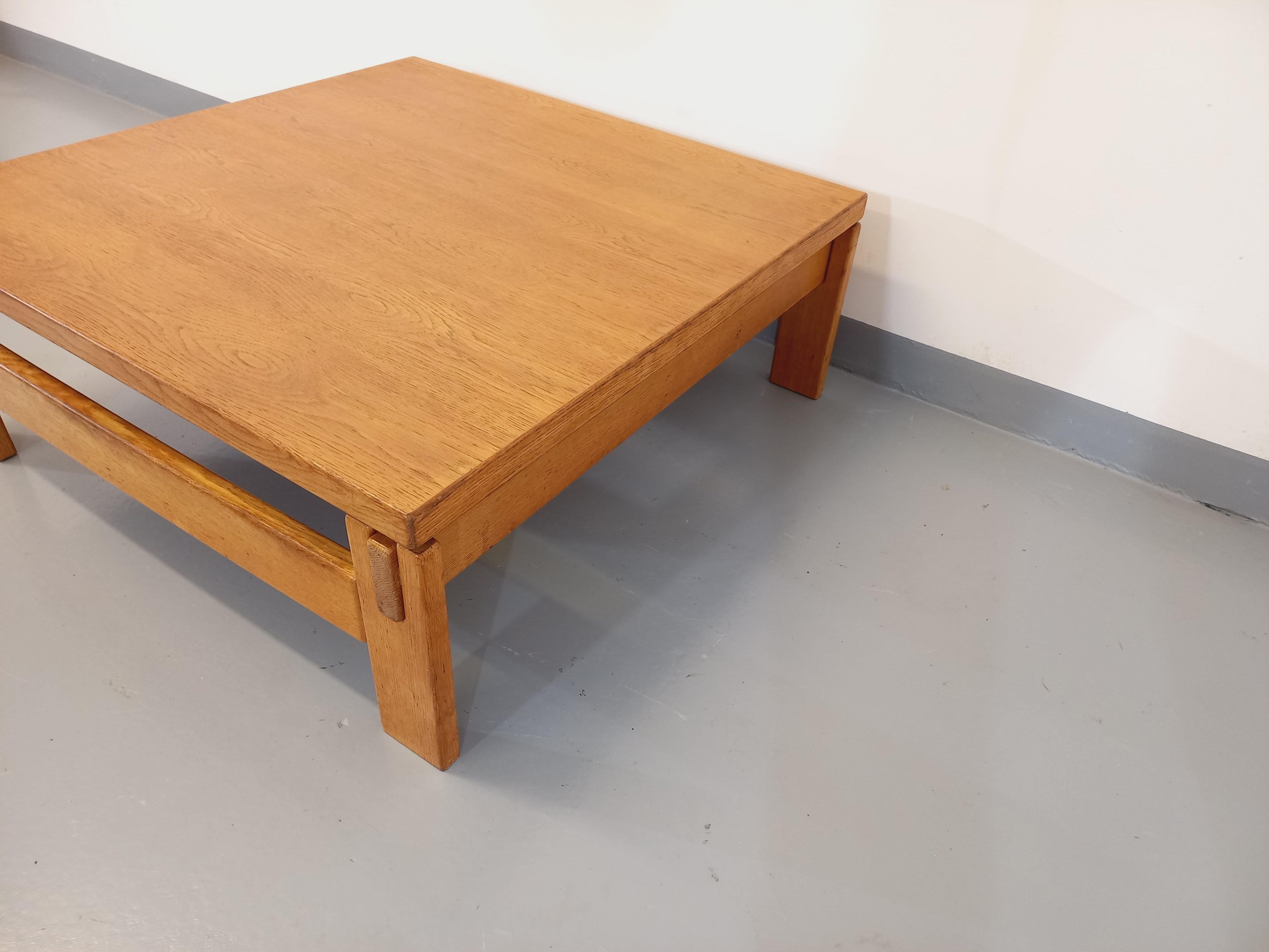 Massivholztisch aus Holz der Jahre 60-70 (Ende des 20. Jahrhunderts) im Angebot