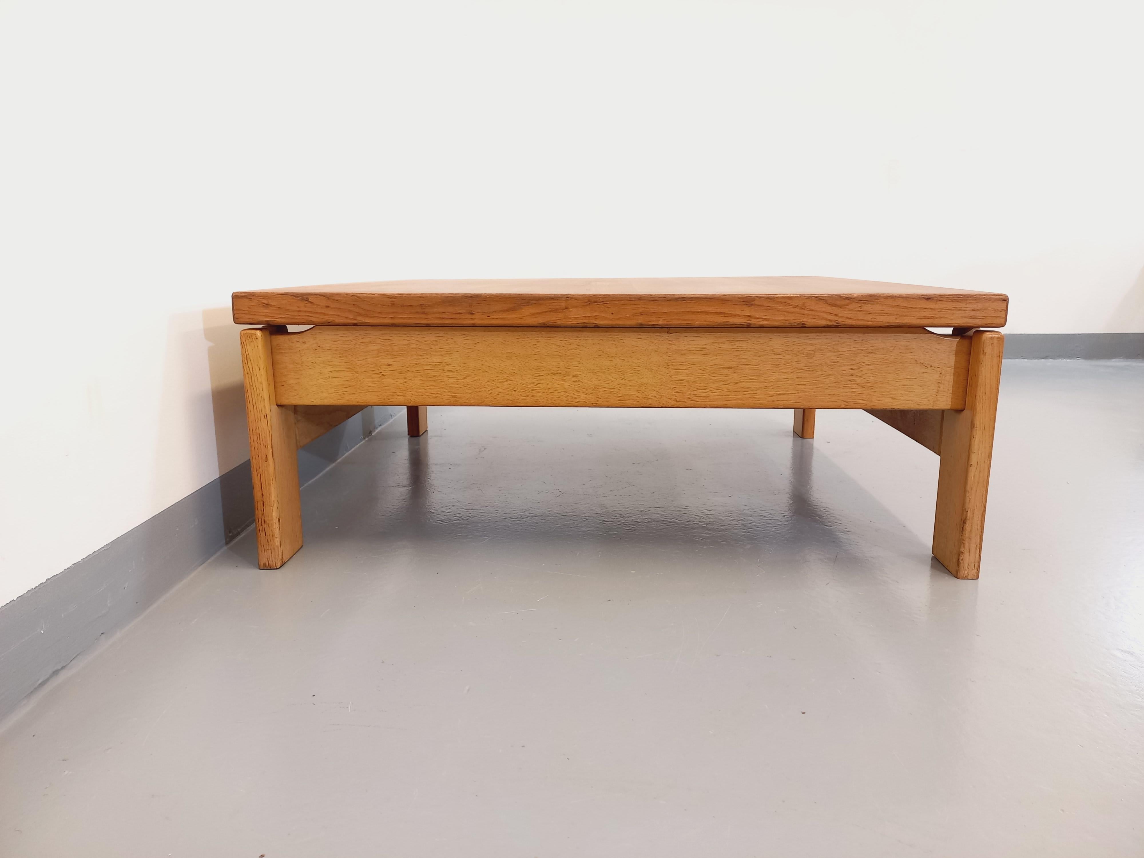 Massivholztisch aus Holz der Jahre 60-70 im Angebot 1