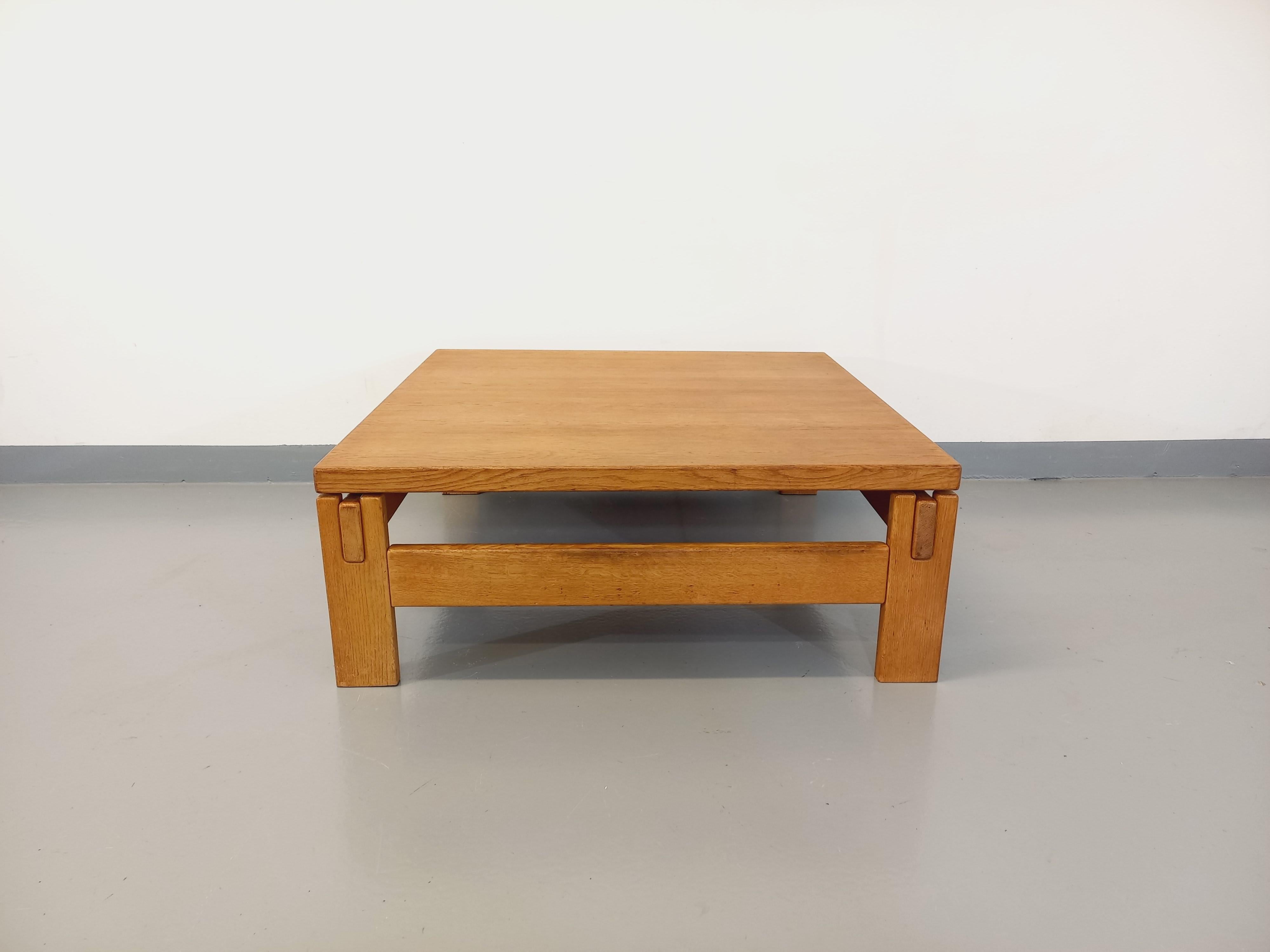 Massivholztisch aus Holz der Jahre 60-70 im Angebot 2