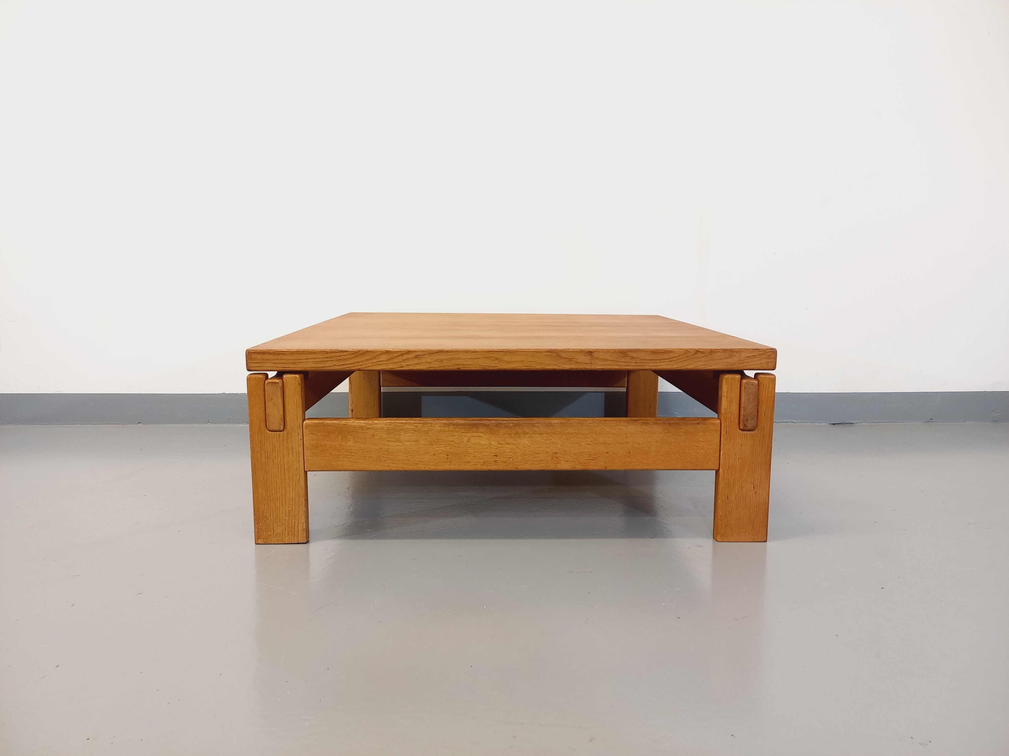 Massivholztisch aus Holz der Jahre 60-70 im Angebot 3