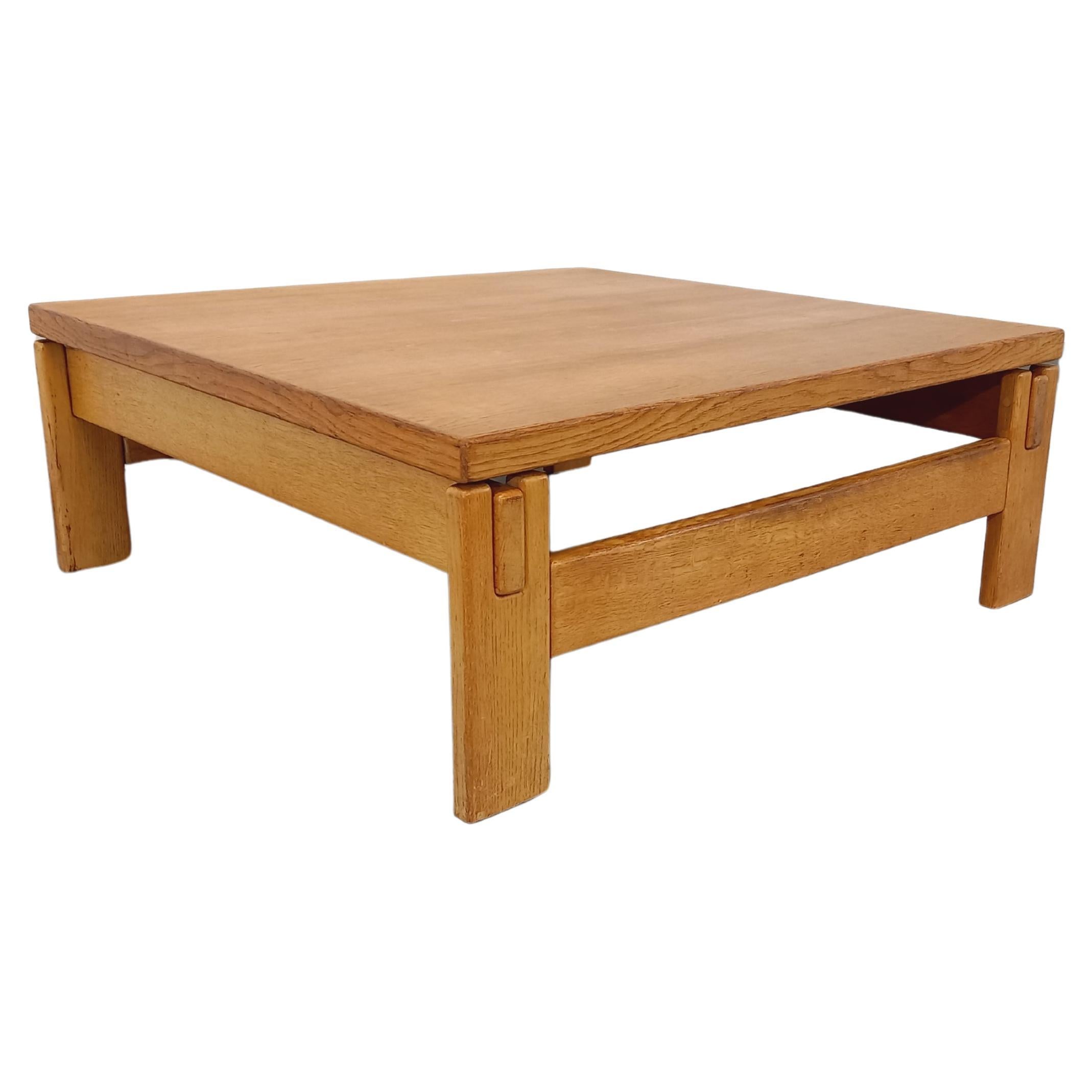Massivholztisch aus Holz der Jahre 60-70 im Angebot