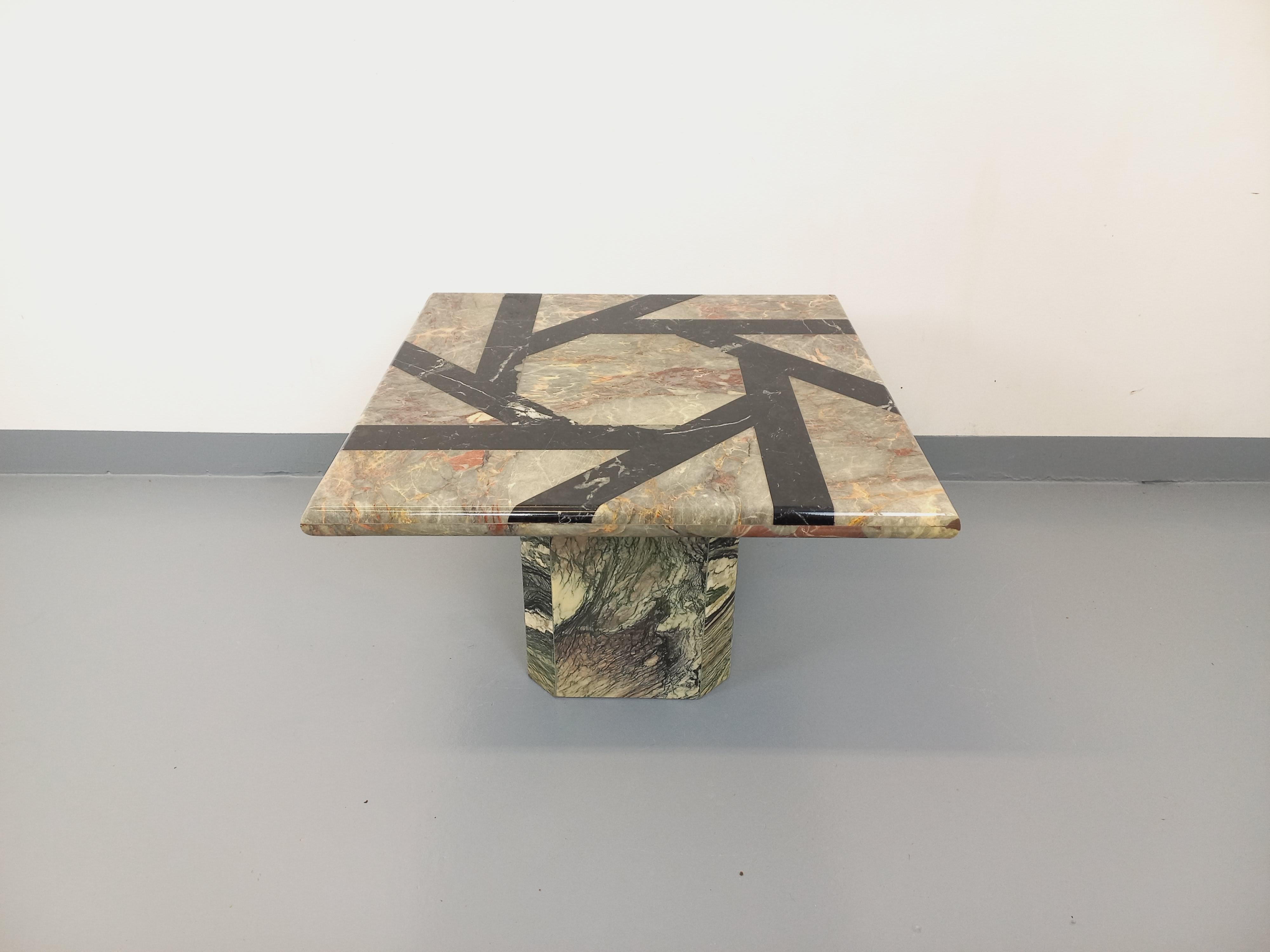 Table basse carrée vintage en marbre avec motifs géométriques des années 70 For Sale 3