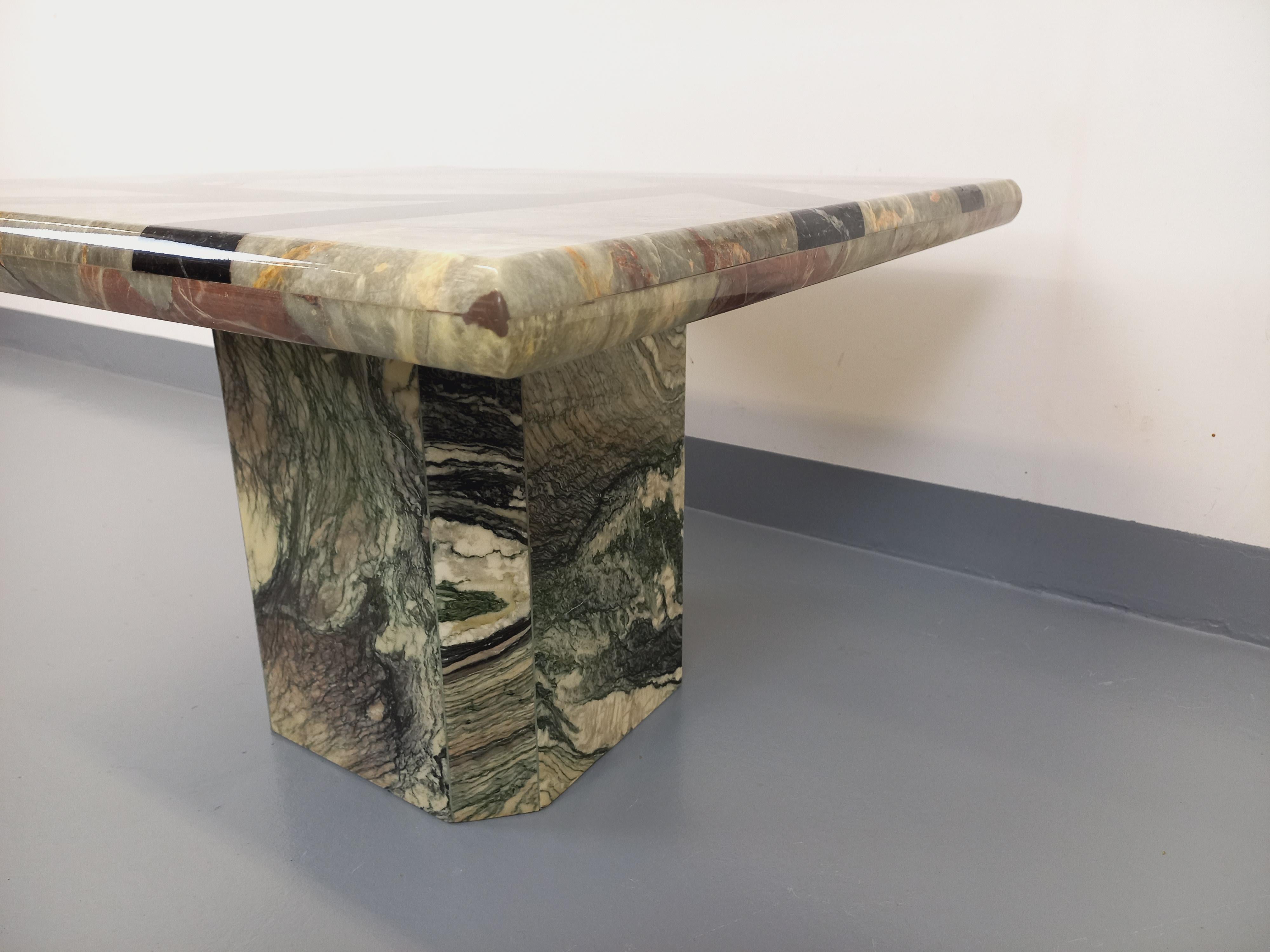 Mid-Century Modern Table basse carrée vintage en marbre avec motifs géométriques des années 70 For Sale