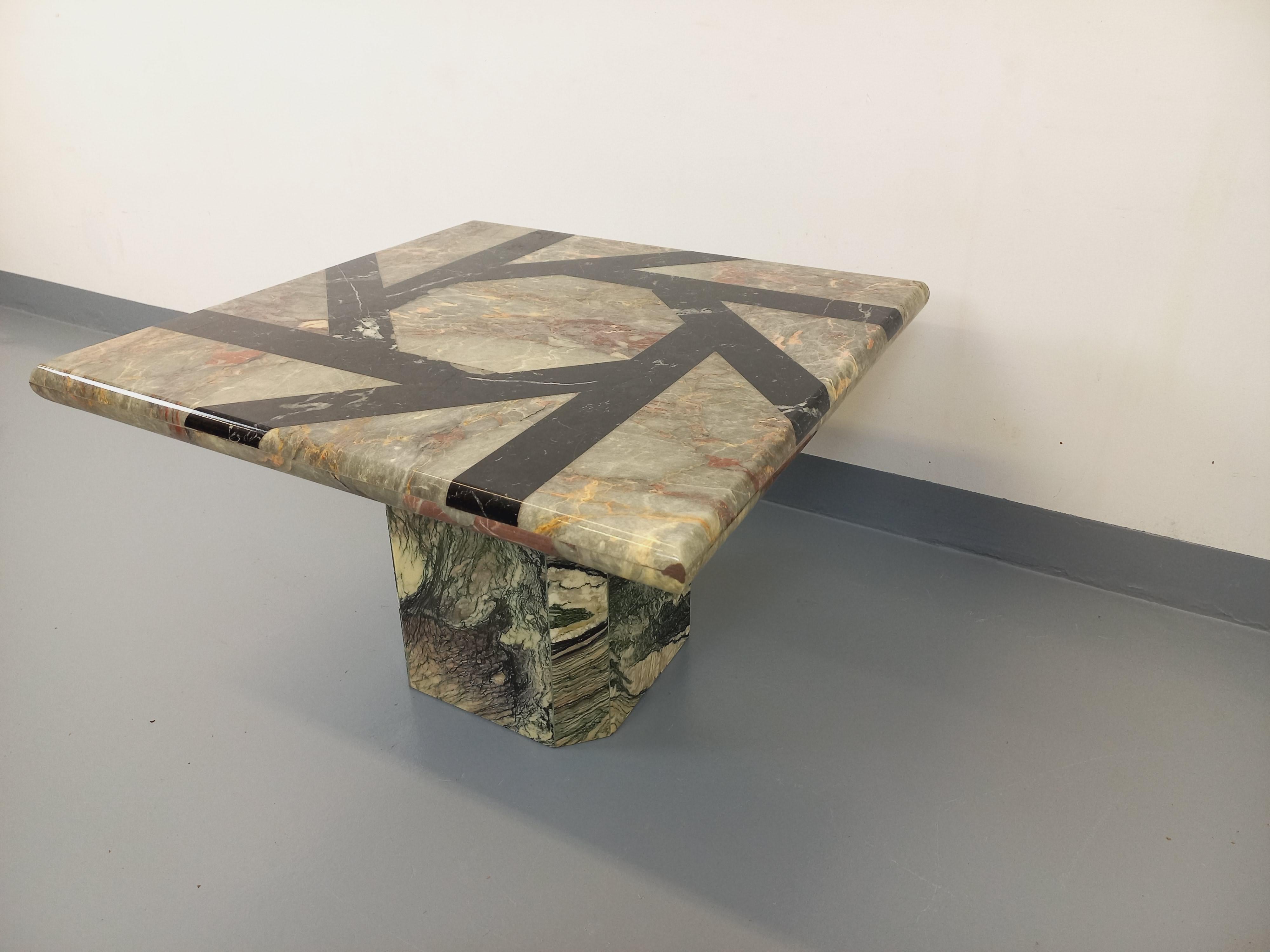 Late 20th Century Table basse carrée vintage en marbre avec motifs géométriques des années 70 For Sale