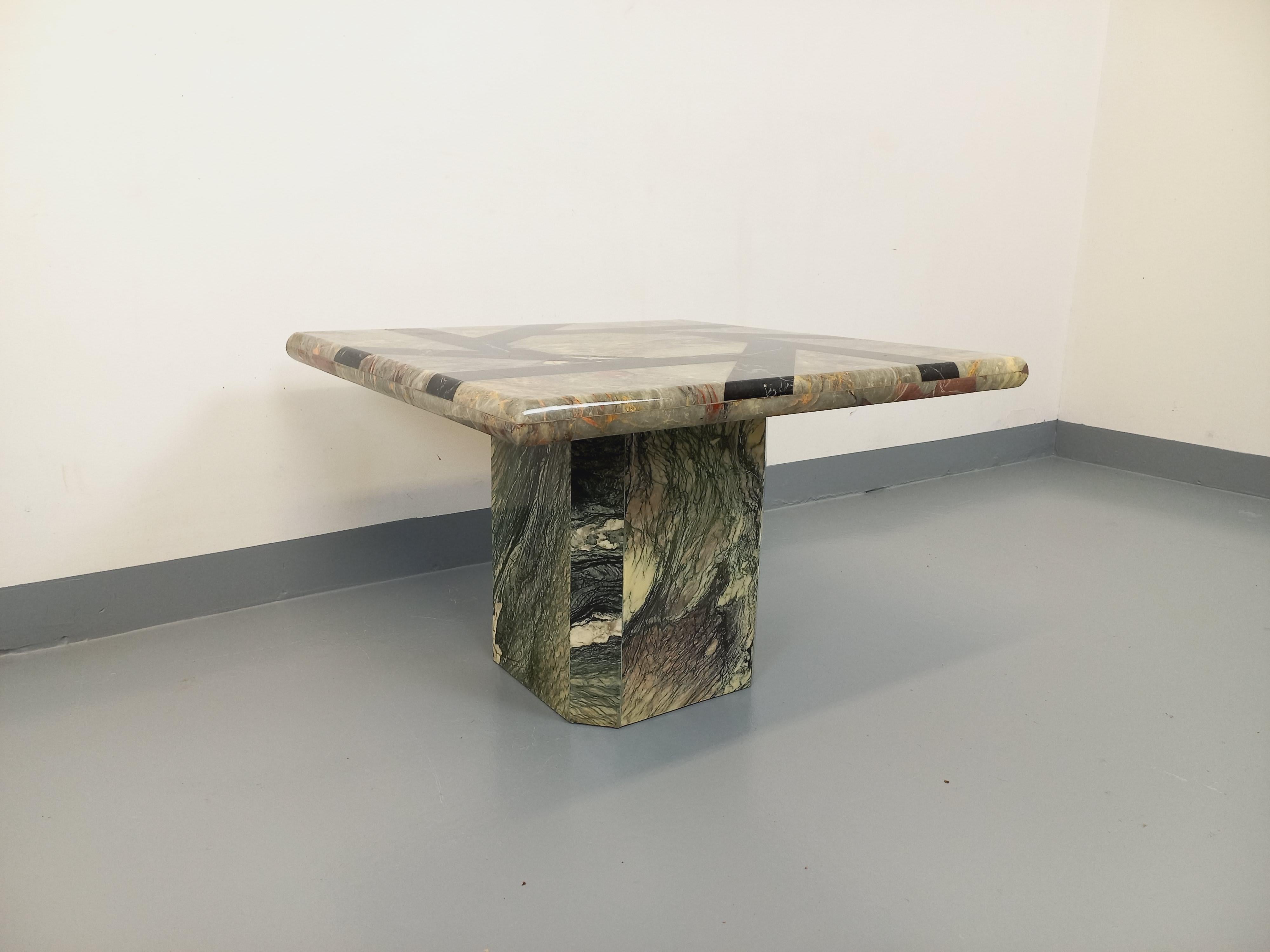 Marble Table basse carrée vintage en marbre avec motifs géométriques des années 70 For Sale