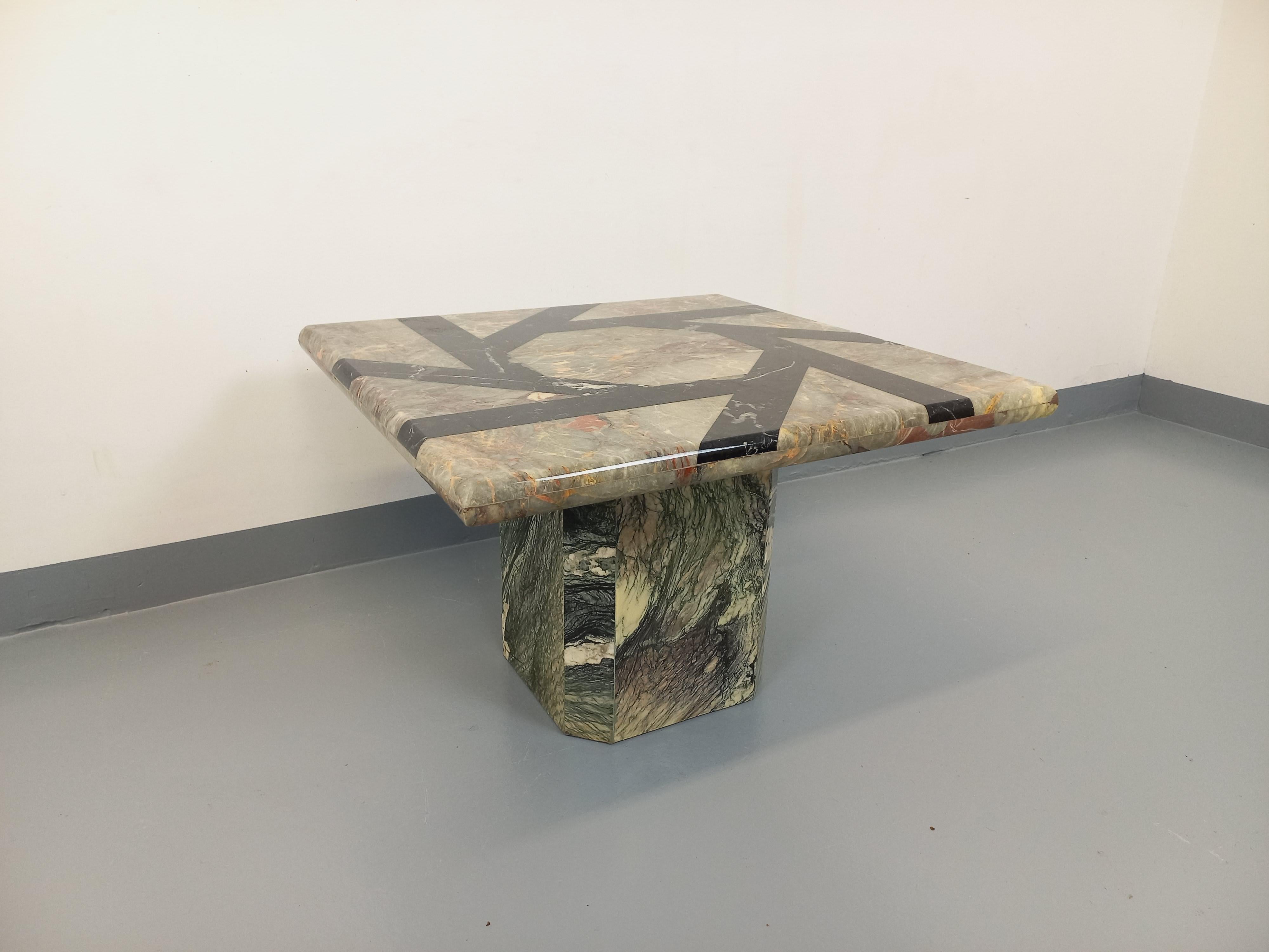 Table basse carrée vintage en marbre avec motifs géométriques des années 70 For Sale 1