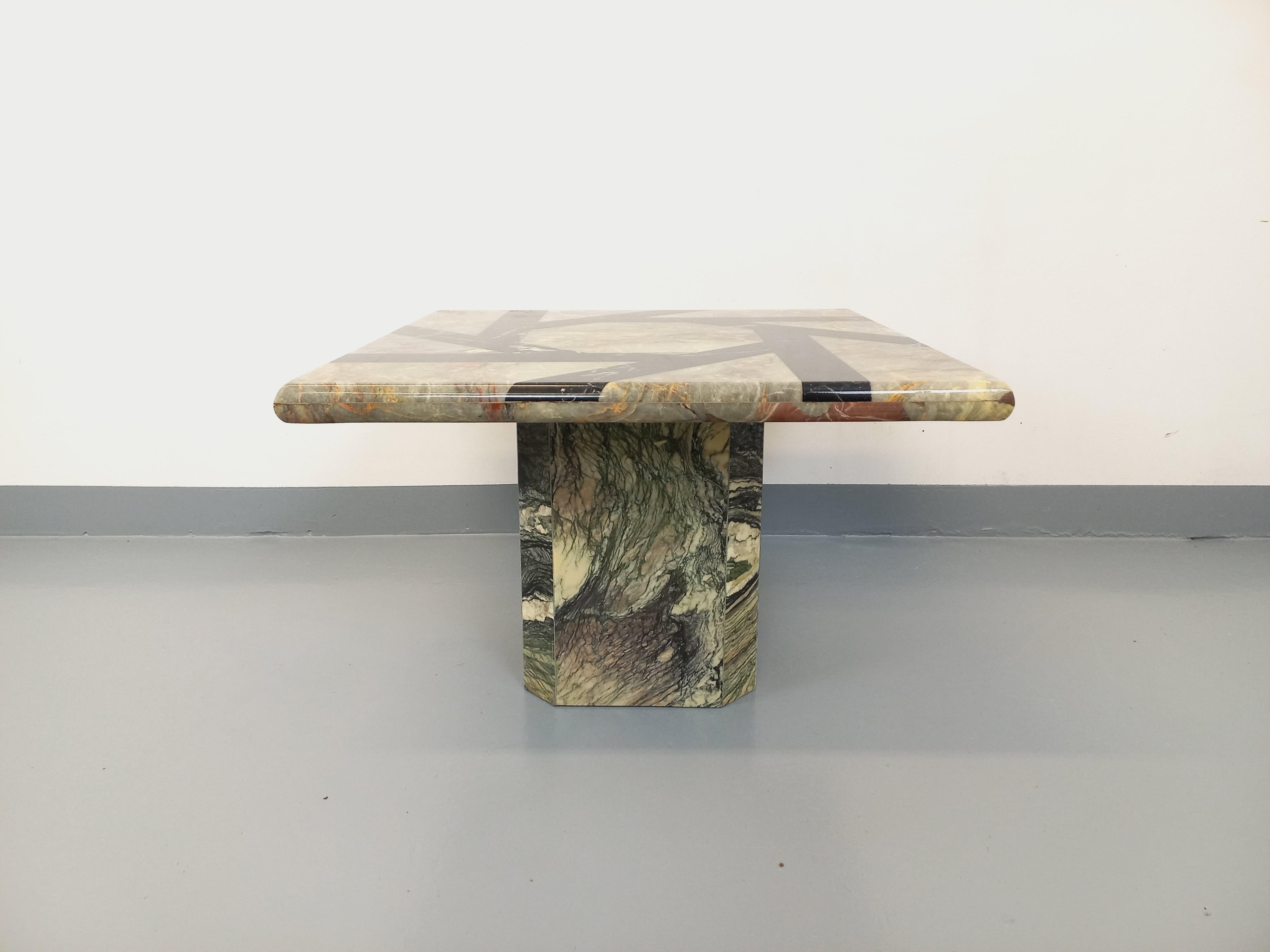 Table basse carrée vintage en marbre avec motifs géométriques des années 70 For Sale 2
