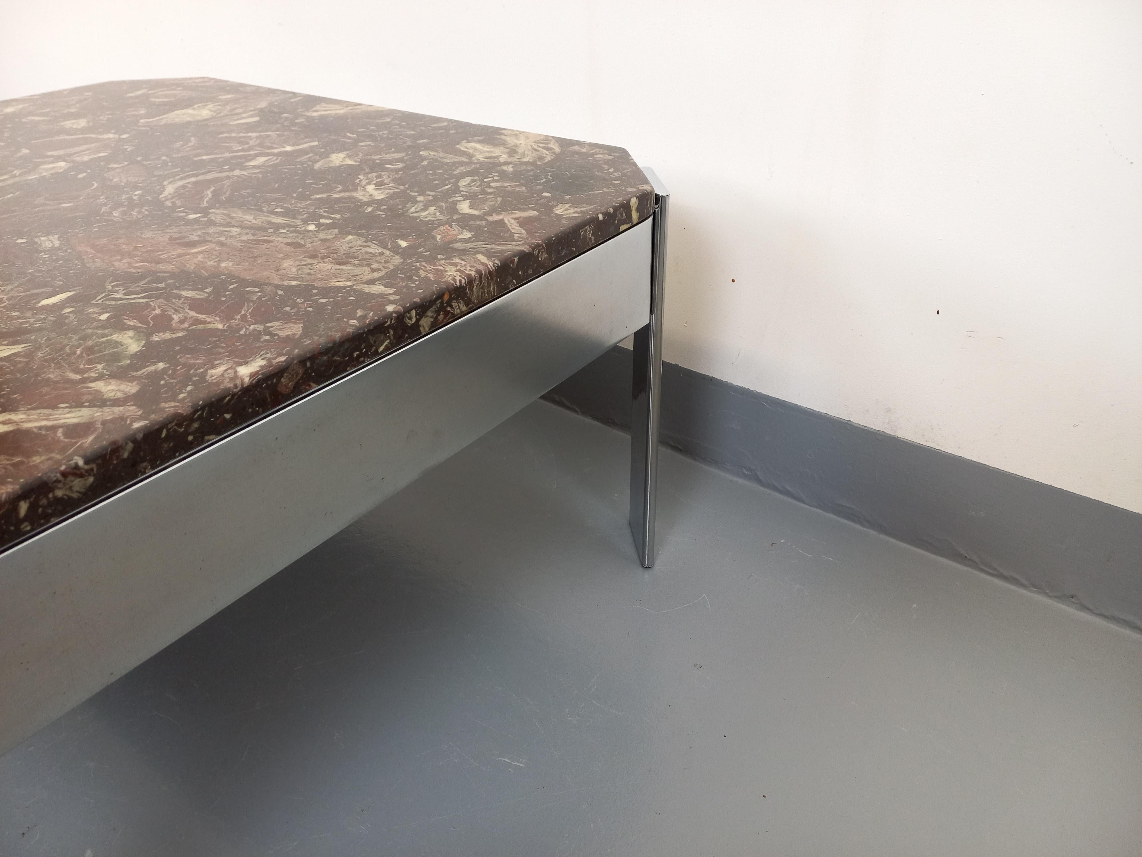Table basse carrée vintage en marbre et métal chromé des années 70 en vente 7