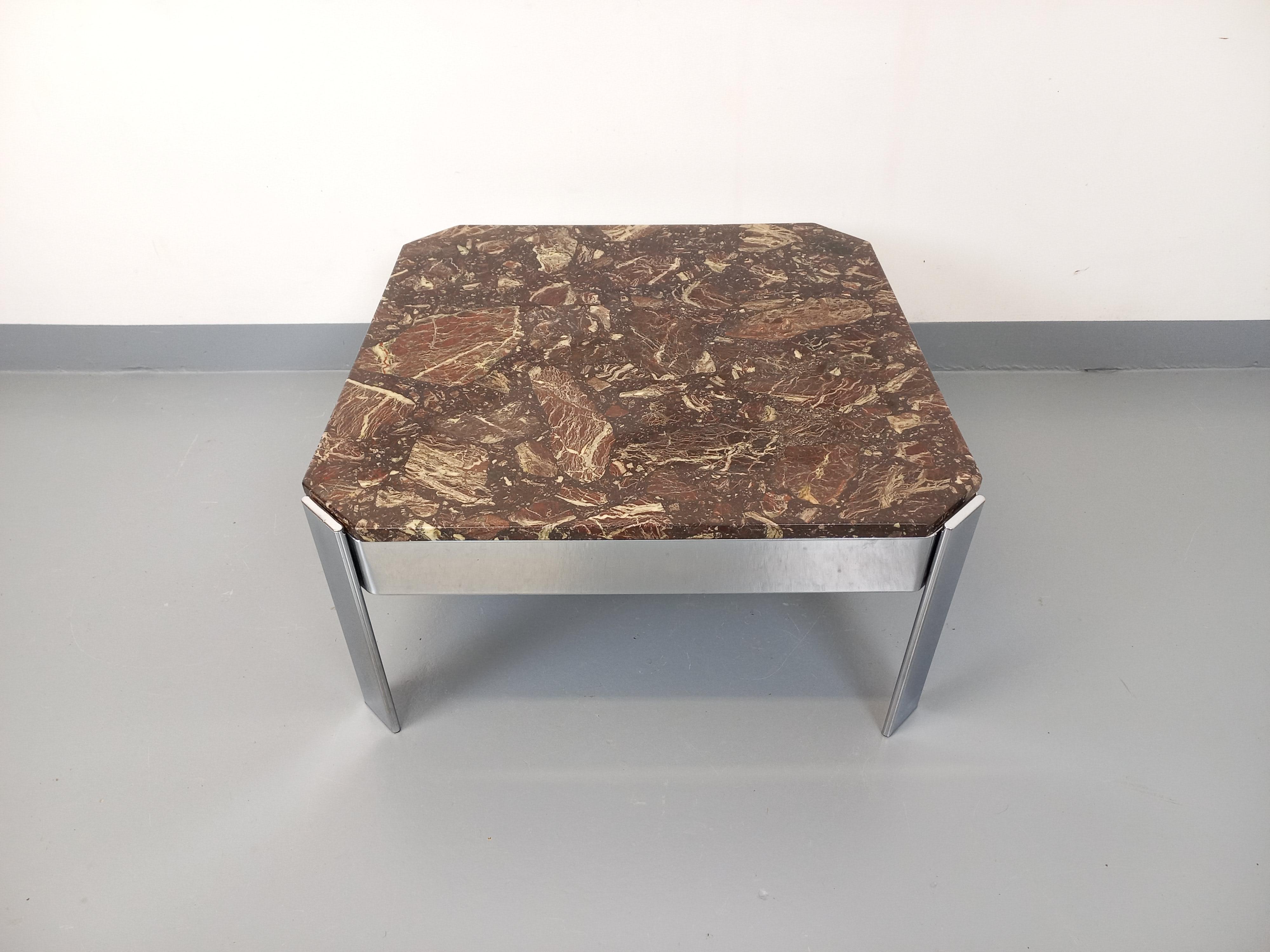 Table basse carrée vintage des années 70, plateau octogonal (carré aux angles biseautés) en marbre dans les tons grenat, noir et écru, piétement et structure en métal chromé. Très bon état général avec quelques signes du temps qui passe, quelques