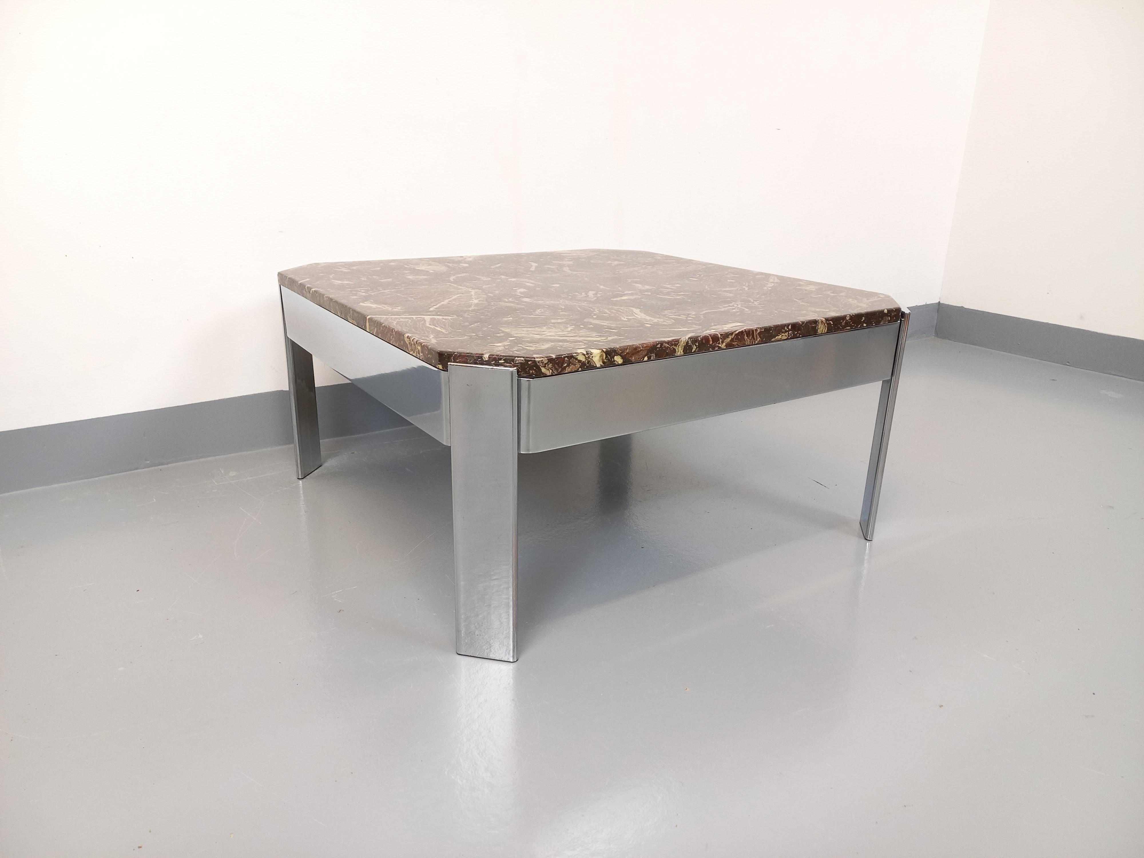 Français Table basse carrée vintage en marbre et métal chromé des années 70 en vente