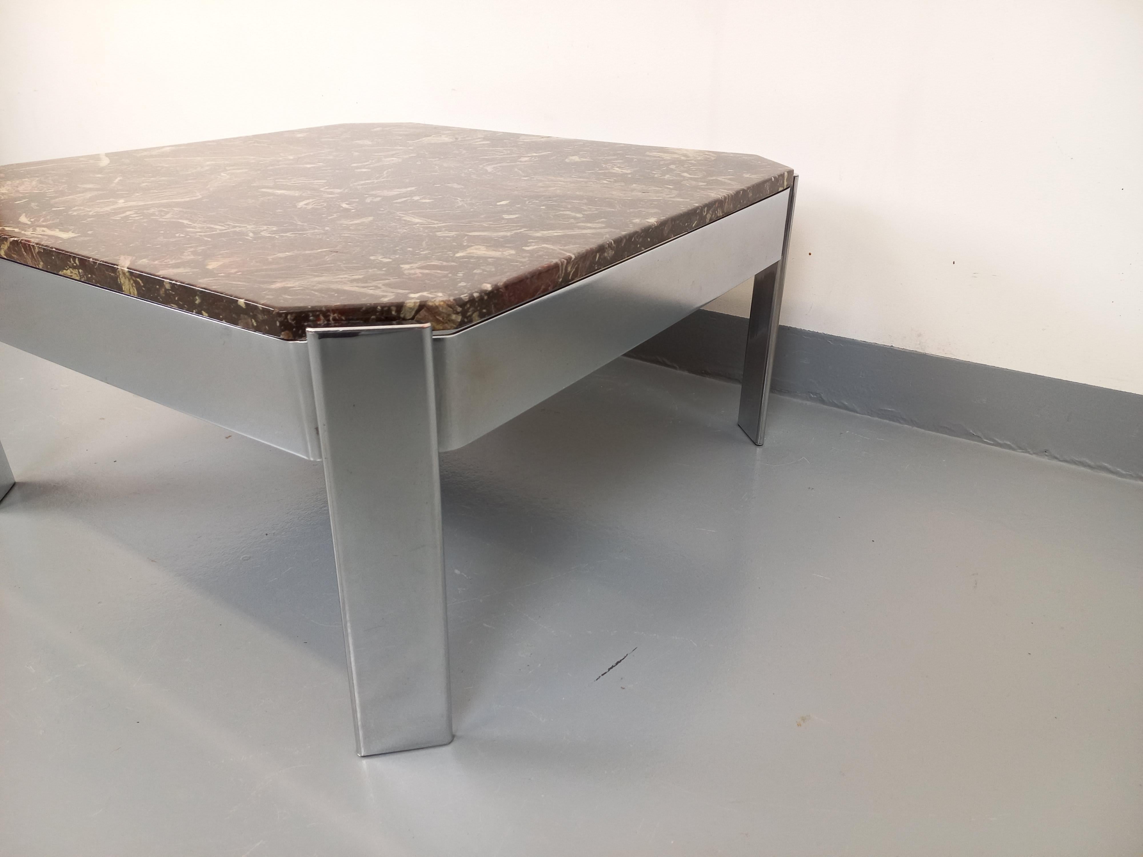 Fin du 20e siècle Table basse carrée vintage en marbre et métal chromé des années 70 en vente
