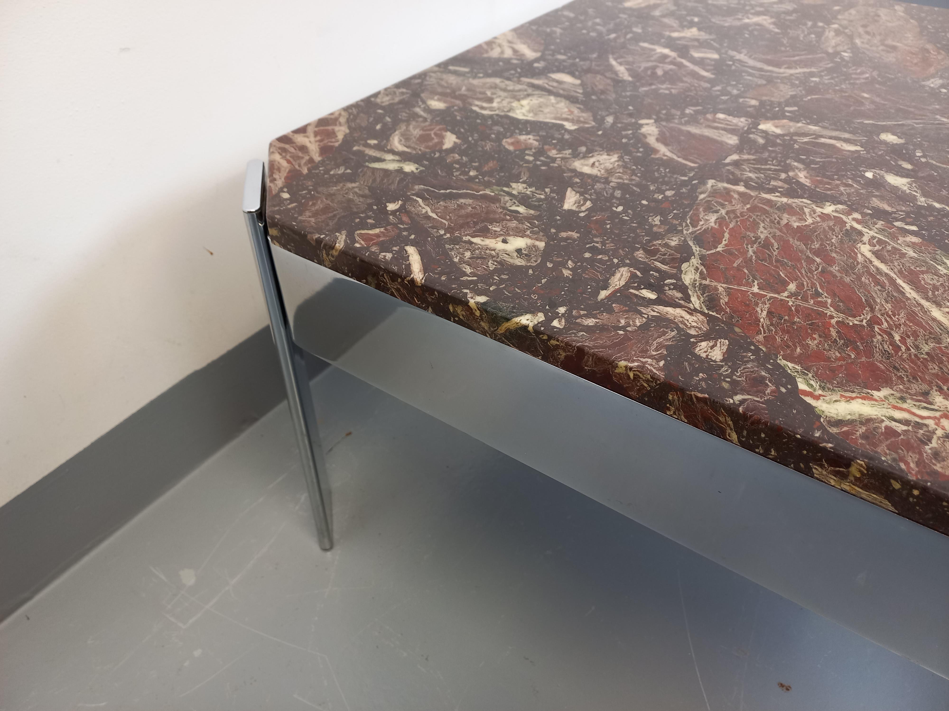 Table basse carrée vintage en marbre et métal chromé des années 70 en vente 1