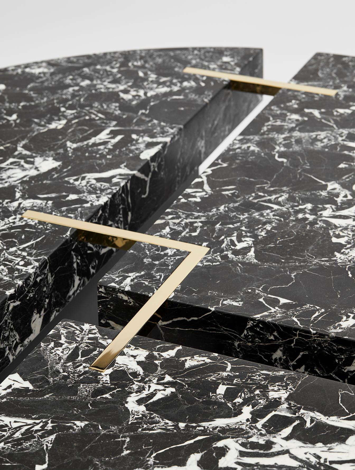 La table basse ronde Couture, composée de marbre Nero Antica et de détails en laiton poli, est conçue par Hervé Langlais pour la Galerie Negropontes à Paris, France. 

Hervé Langlais est diplômé de l'école d'architecture de Normandie à Rouen. Il a