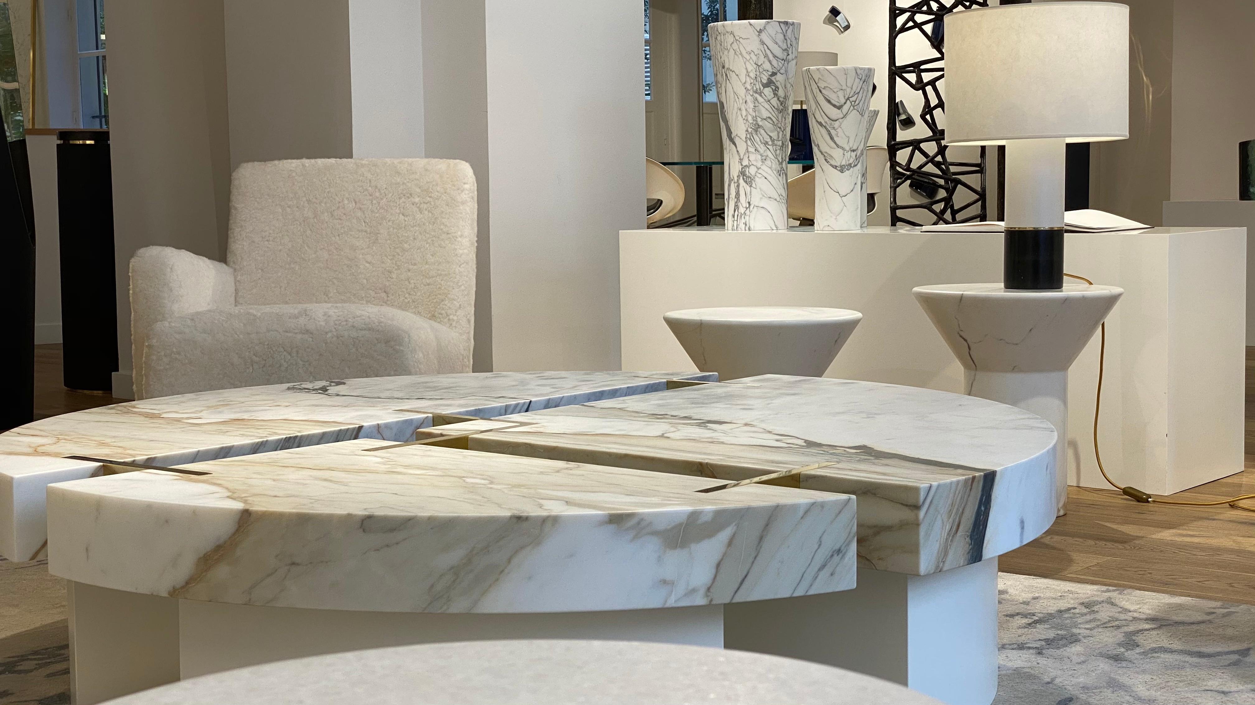 Français Table basse ronde en marbre Couture avec détails en laiton par Hervé Langlais France en vente