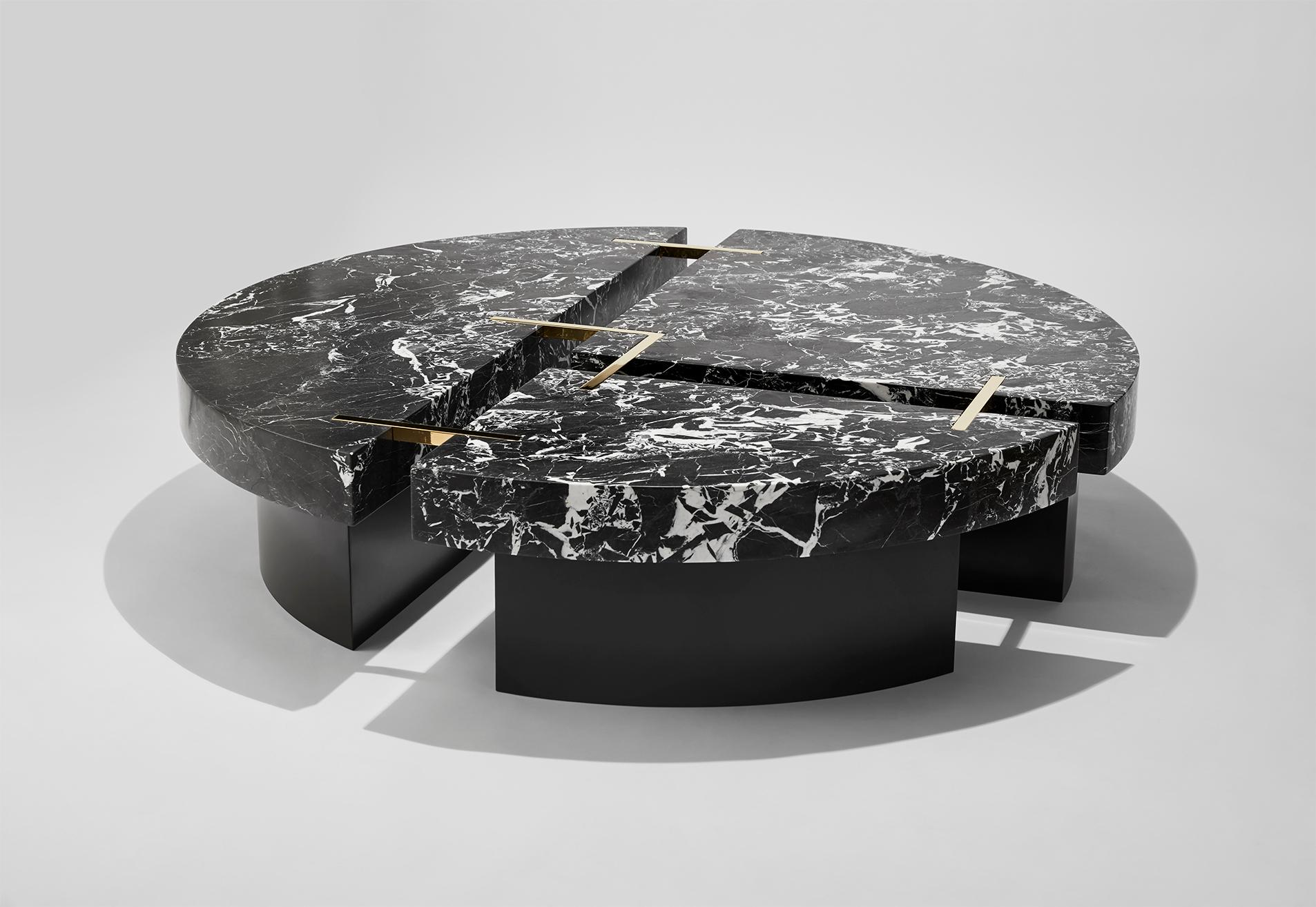 Table basse ronde en marbre Couture avec détails en laiton par Hervé Langlais France Neuf - En vente à Paris, FR