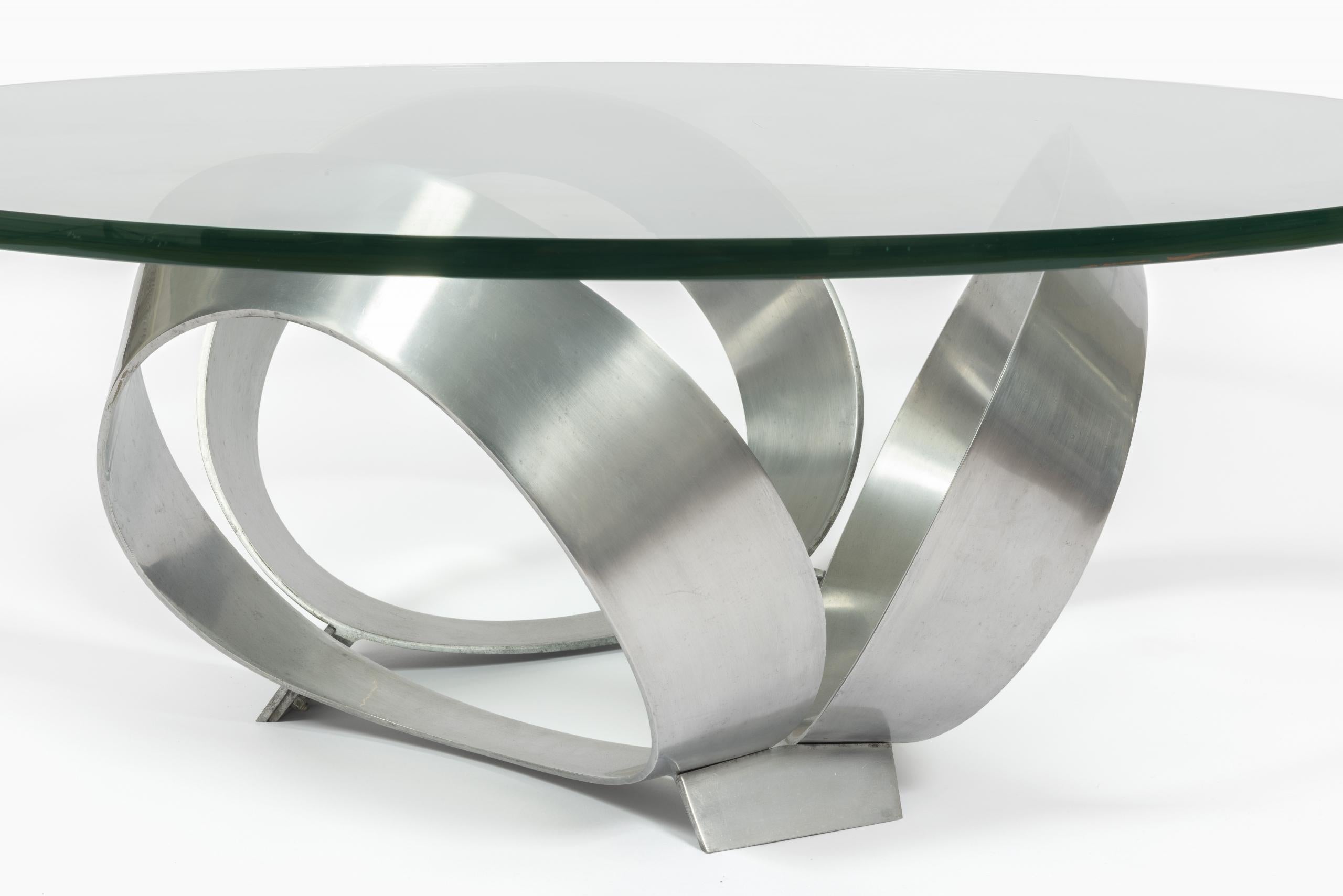 Tisch aus den 1960er Jahren im minimalistischen Design von Knut Hesterberg für Ronald Schmitt.

Avec base sculpturale en acier brossé et plateau en verre d'une épaisseur de 2 cm.