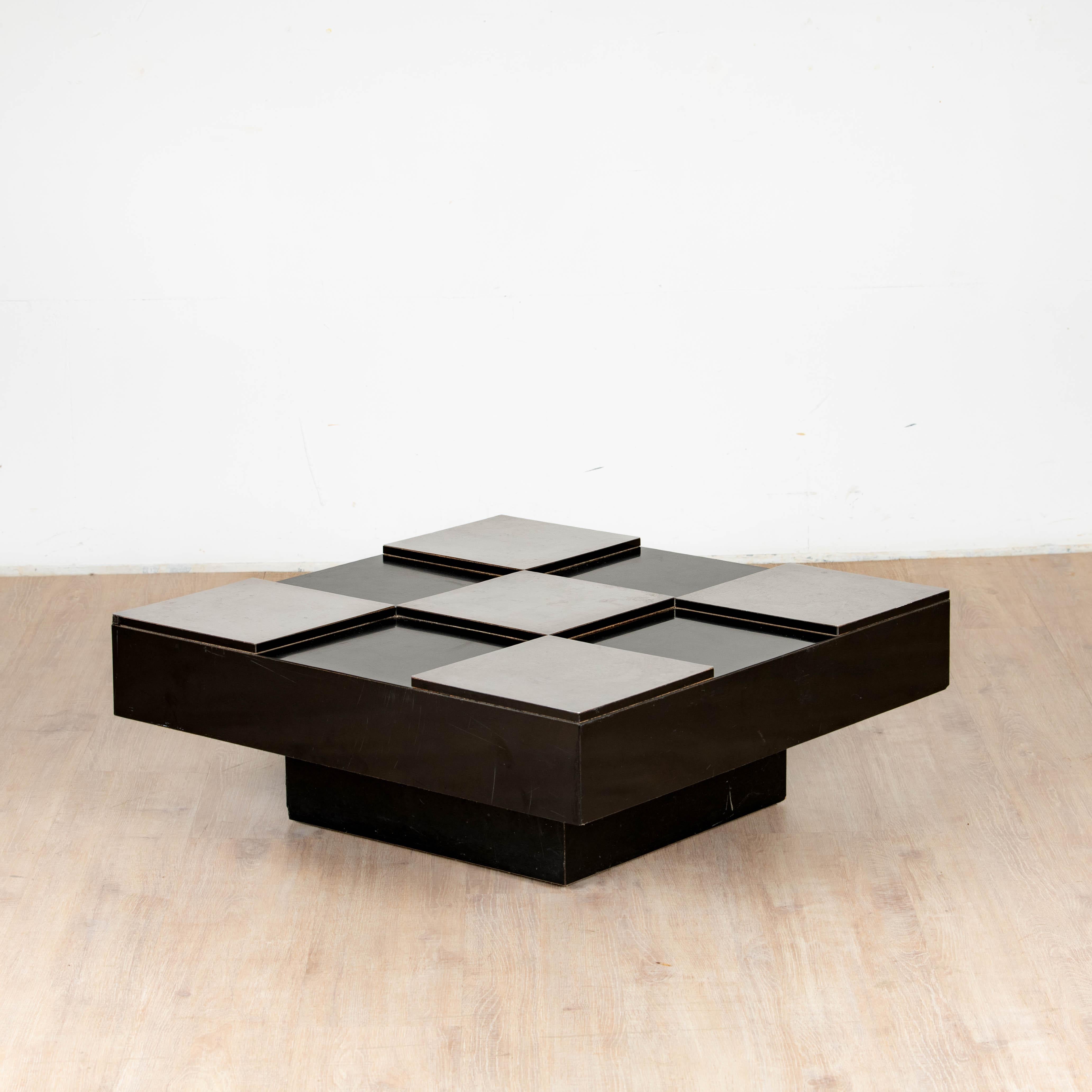 Table basse carré en mélaminé noir et métal chromé éditions Delmas France 1970.

hauteur 33 cm largeur 83 cm longueur 83 cm