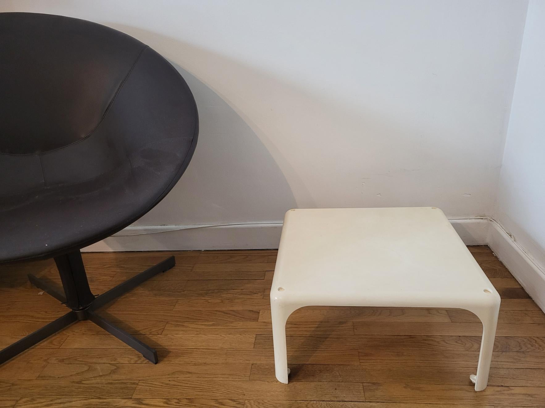 Mesa baja DEMETRIO 45 blanca diseño Vico Magistretti par Artemide Italia 1960 Era espacial en venta