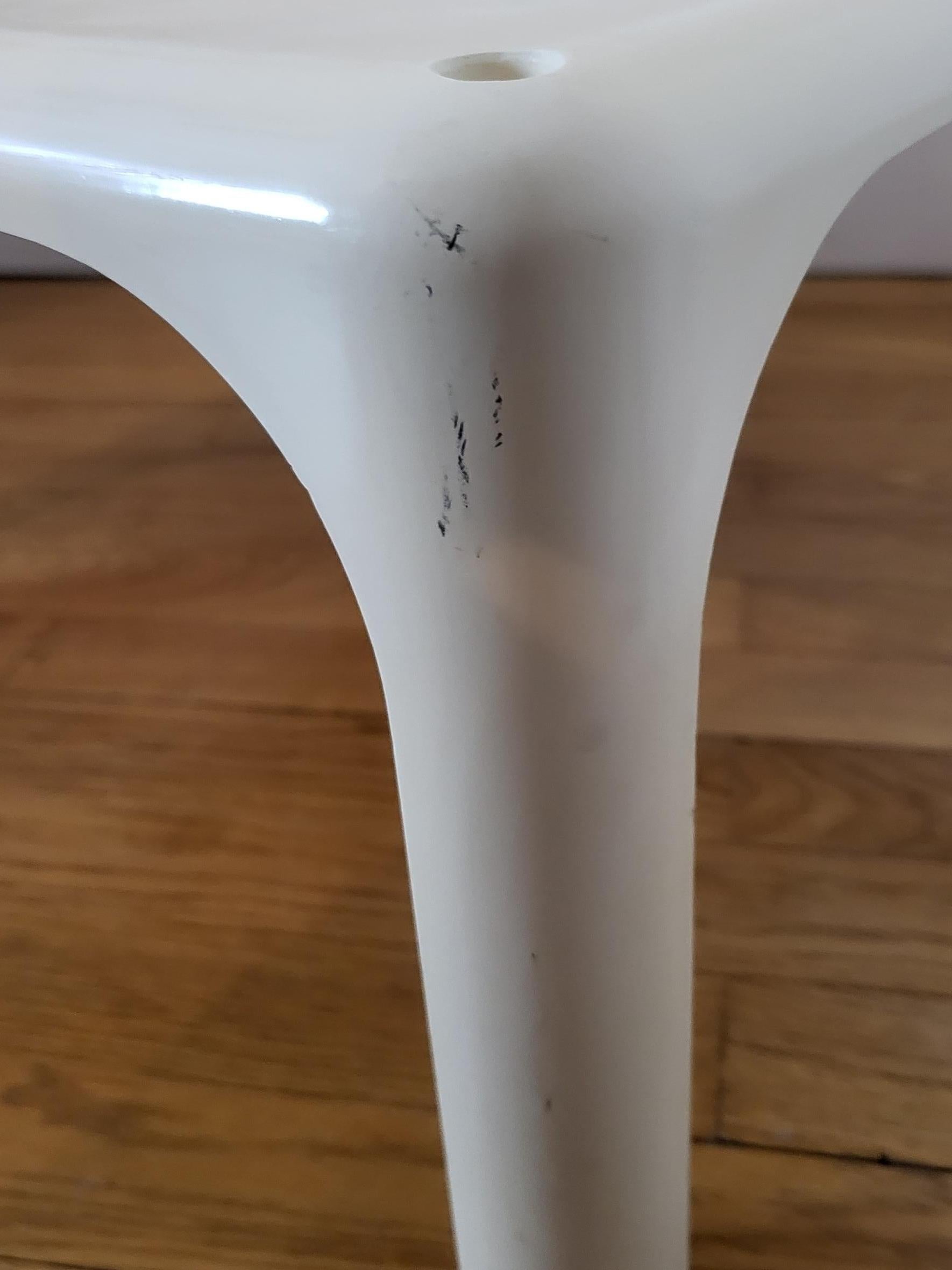 Mesa baja DEMETRIO 45 blanca diseño Vico Magistretti par Artemide Italia 1960 en venta 1