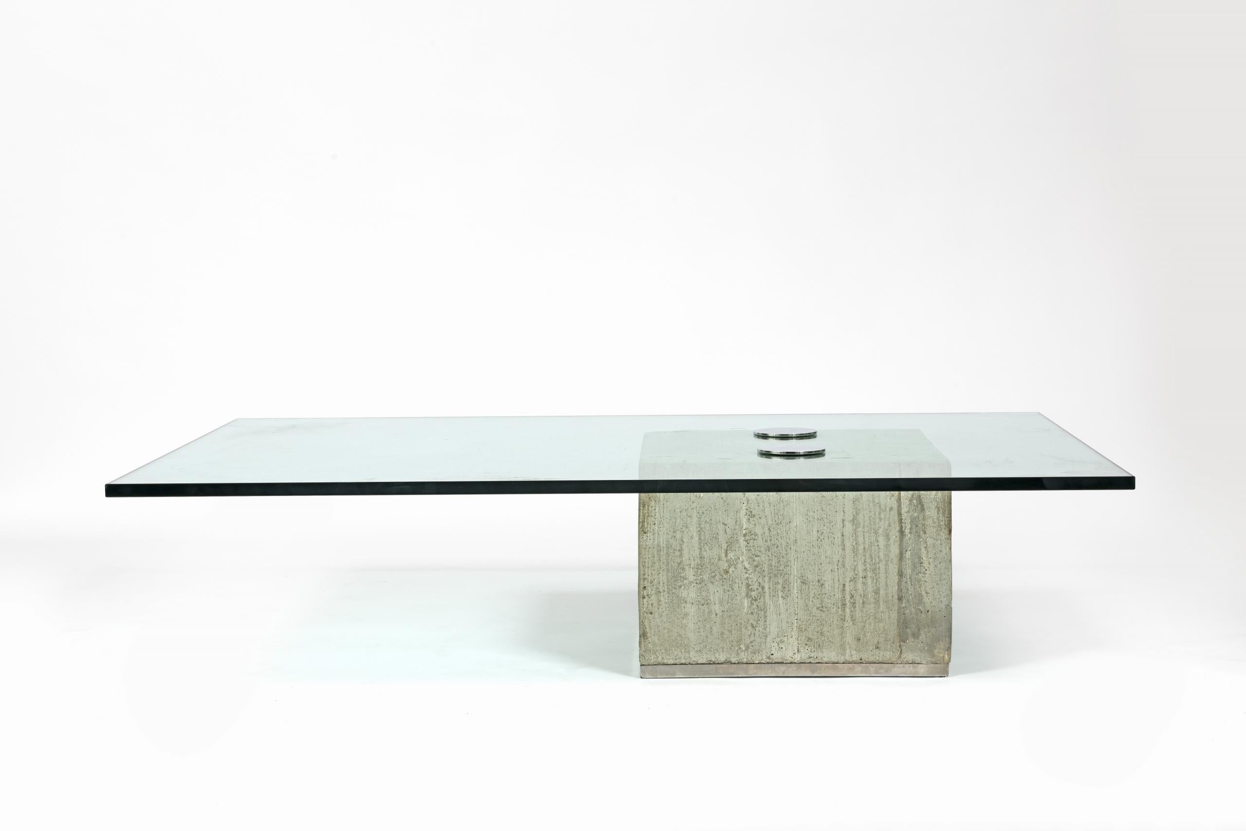 Élégante table basse minimaliste “Sapo” de Saporiti, Italie.

Le bloc de béton brut supporte un plateau en verre épais sécurisé par deux boutons chromés.