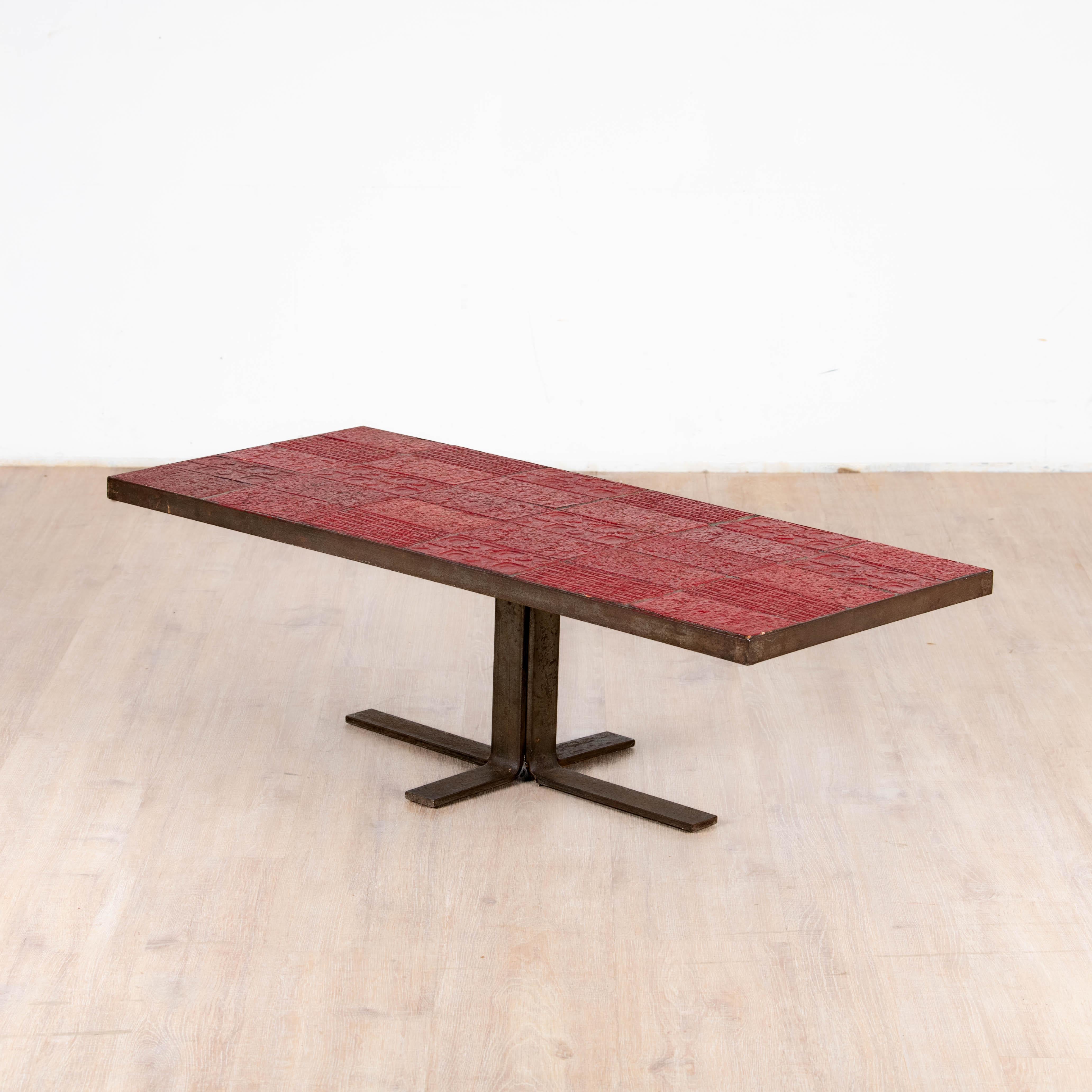 Late 20th Century Table basse en céramique rouge orange piètement métal 1970 For Sale