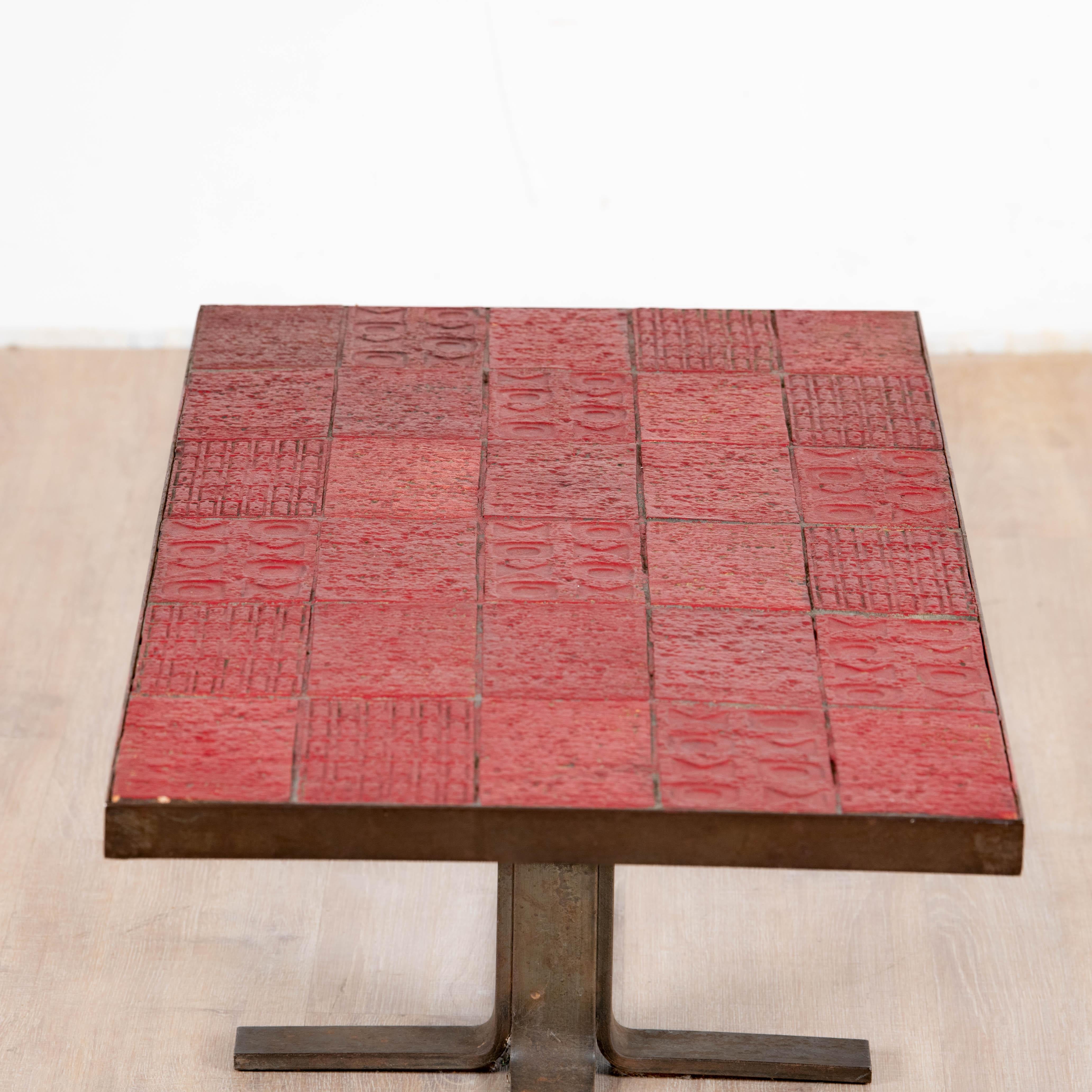 Table basse en céramique rouge orange piètement métal 1970 1