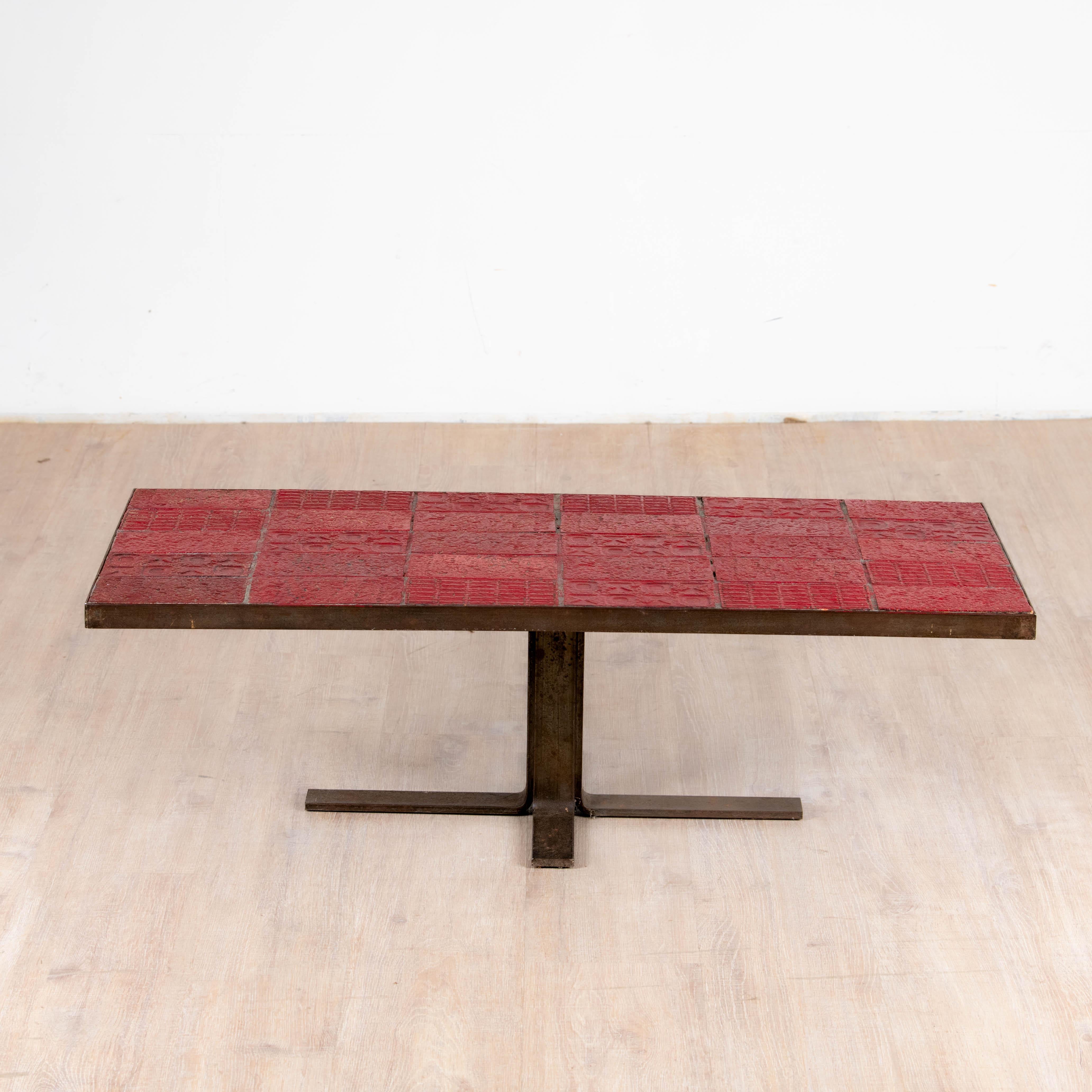 Table basse en céramique rouge orange piètement métal 1970 2