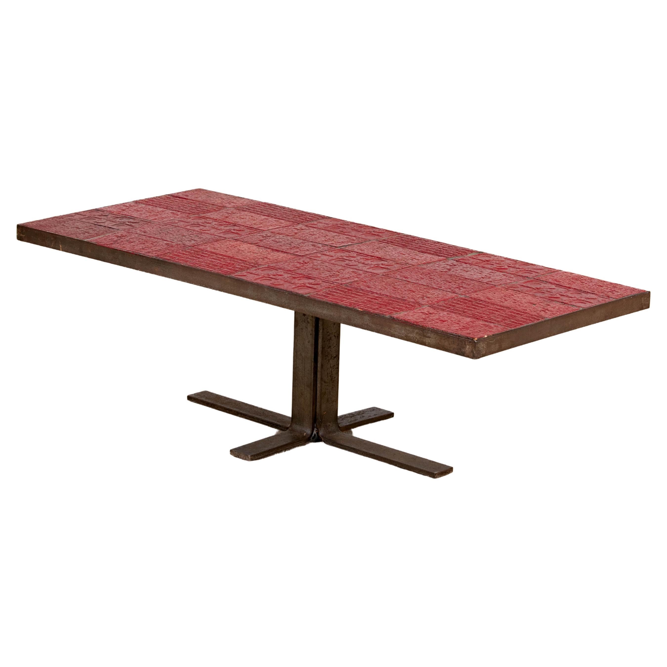 Table basse en céramique rouge orange piètement métal 1970 For Sale