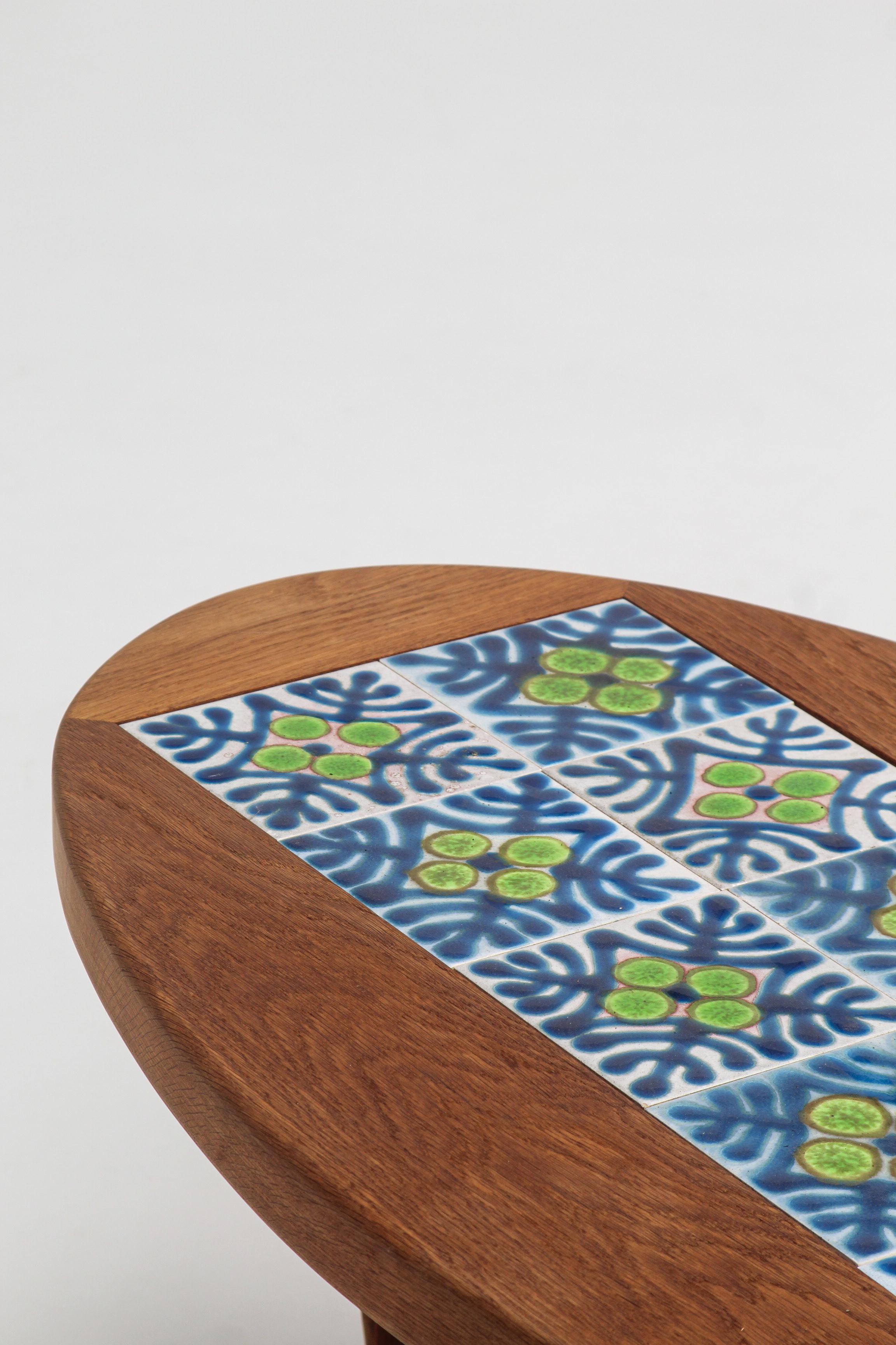 Mid-Century Modern Table basse en chêne et céramique par Guillerme et Chambron en vente