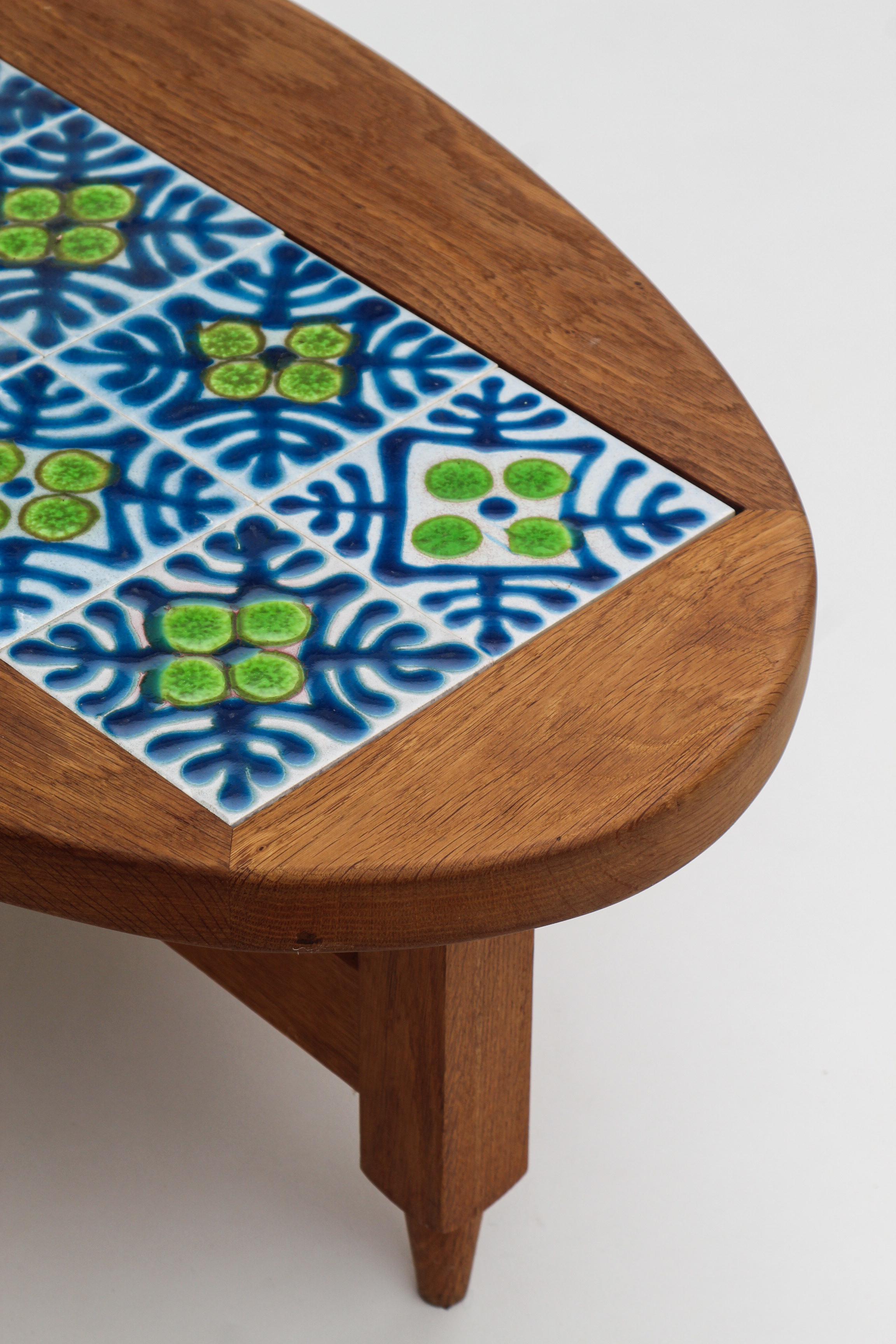 Français Table basse en chêne et céramique par Guillerme et Chambron en vente