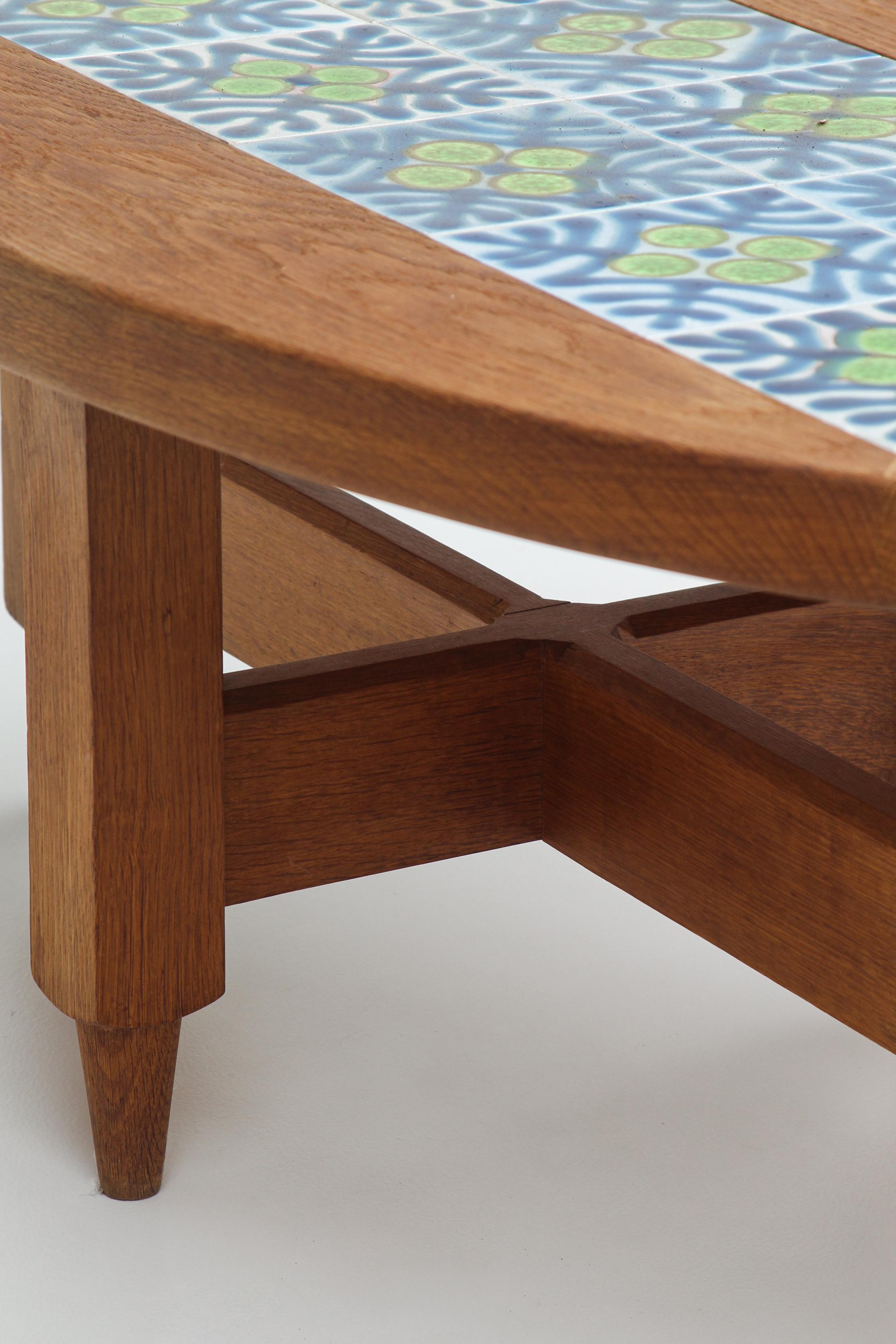 Table basse en chêne et céramique par Guillerme et Chambron Bon état - En vente à Rouen, FR