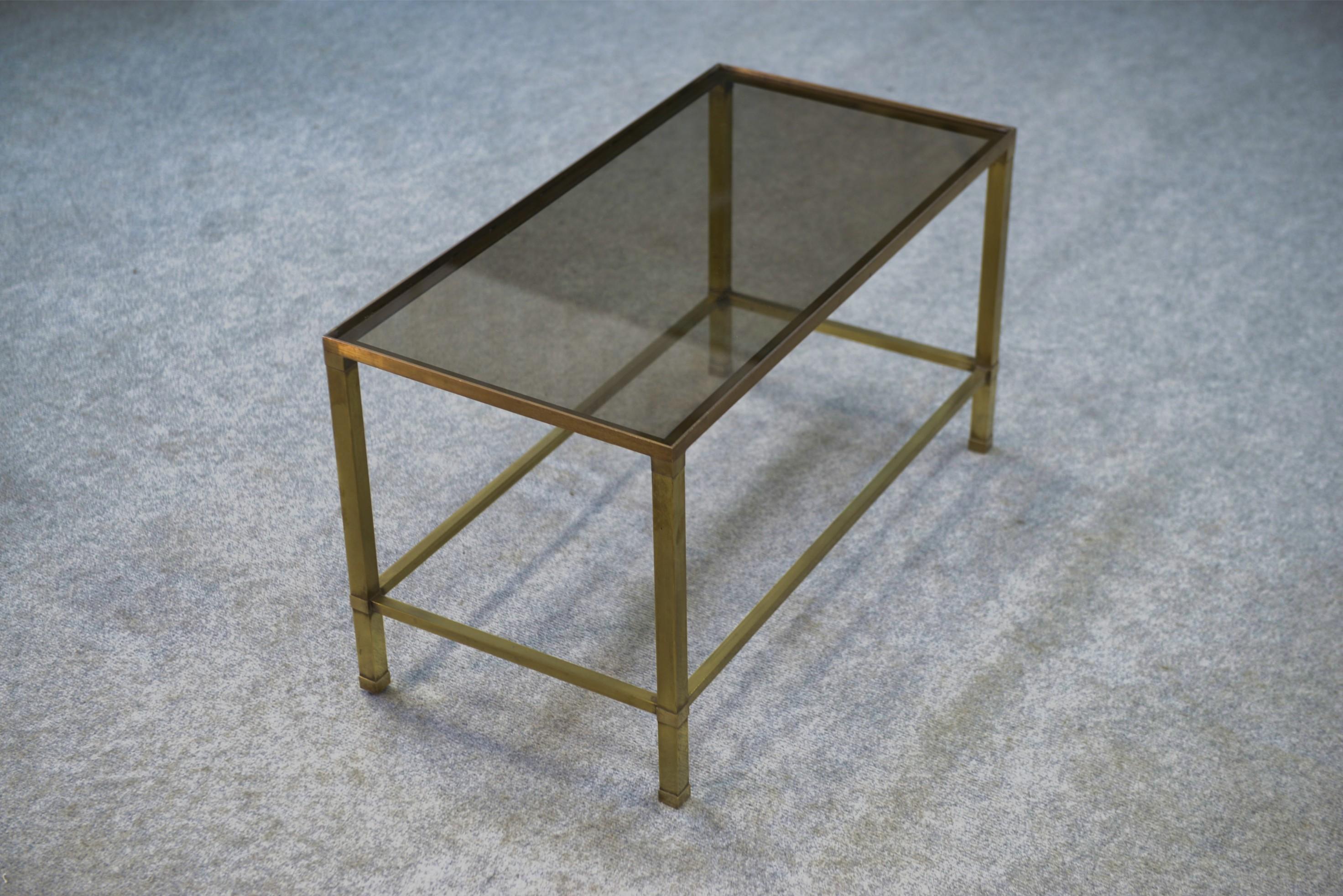 Table basse en laiton et verre fumé 1950's en vente 5