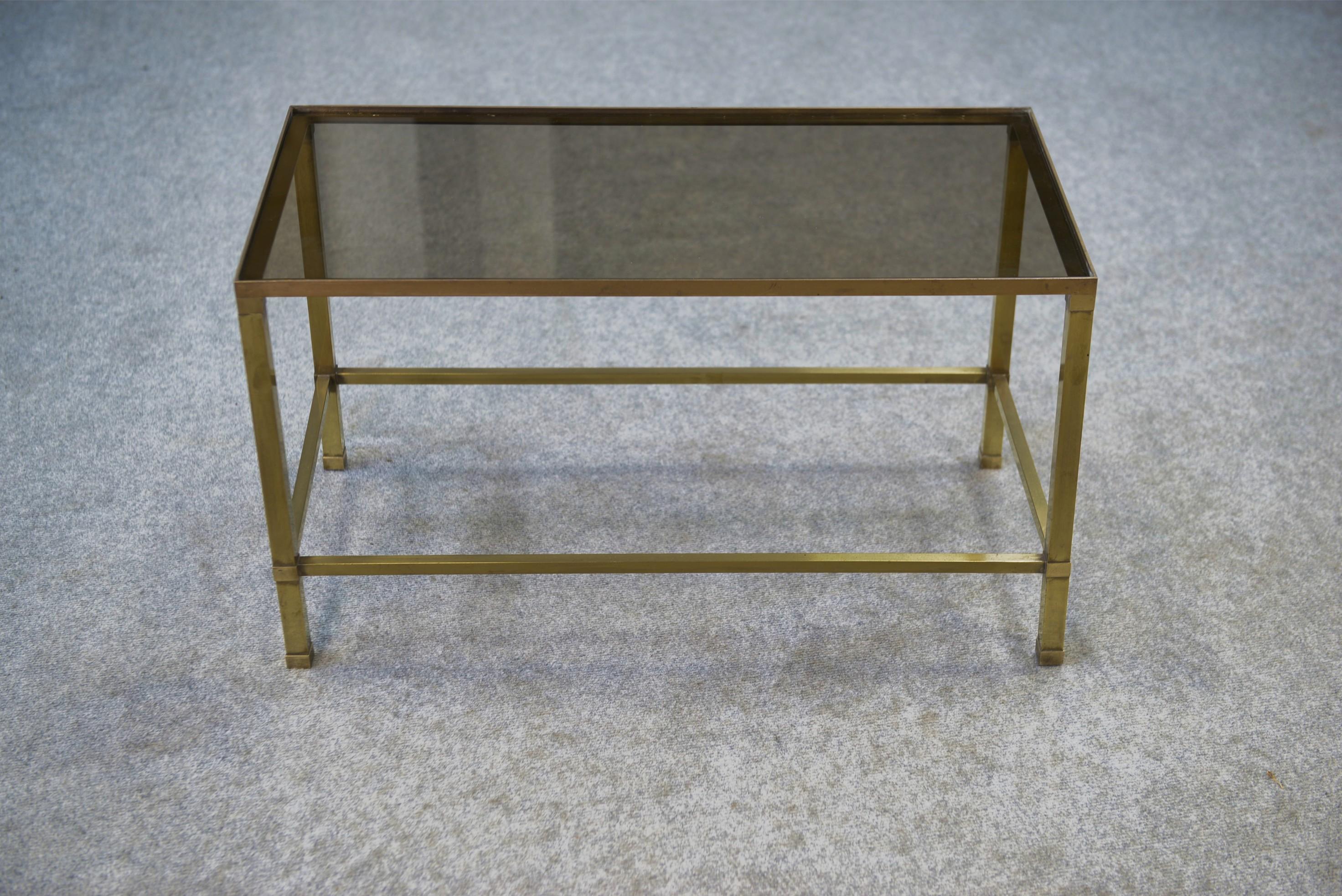 Français Table basse en laiton et verre fumé 1950's en vente