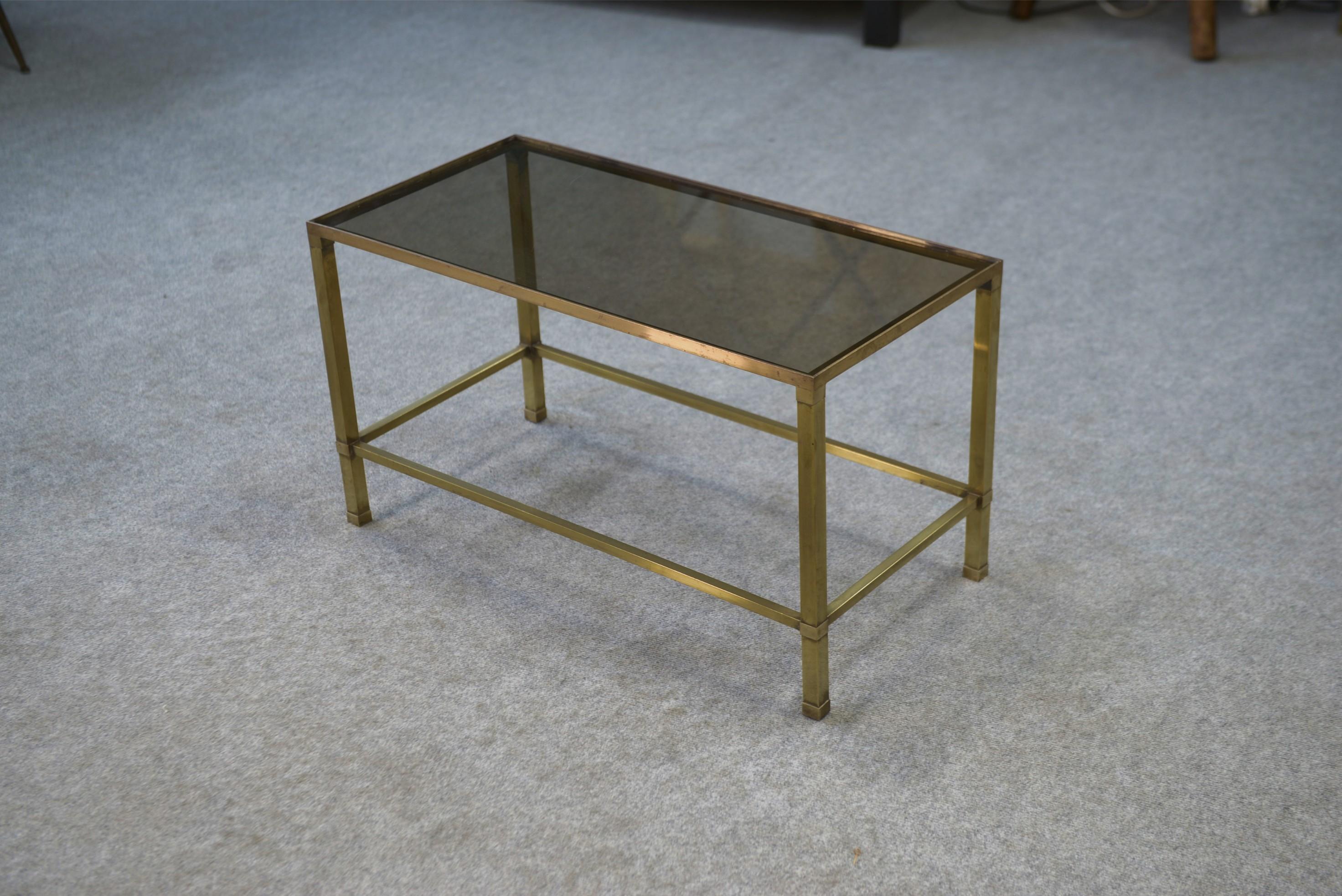 Table basse en laiton et verre fumé 1950's Bon état - En vente à TOURCOING, FR