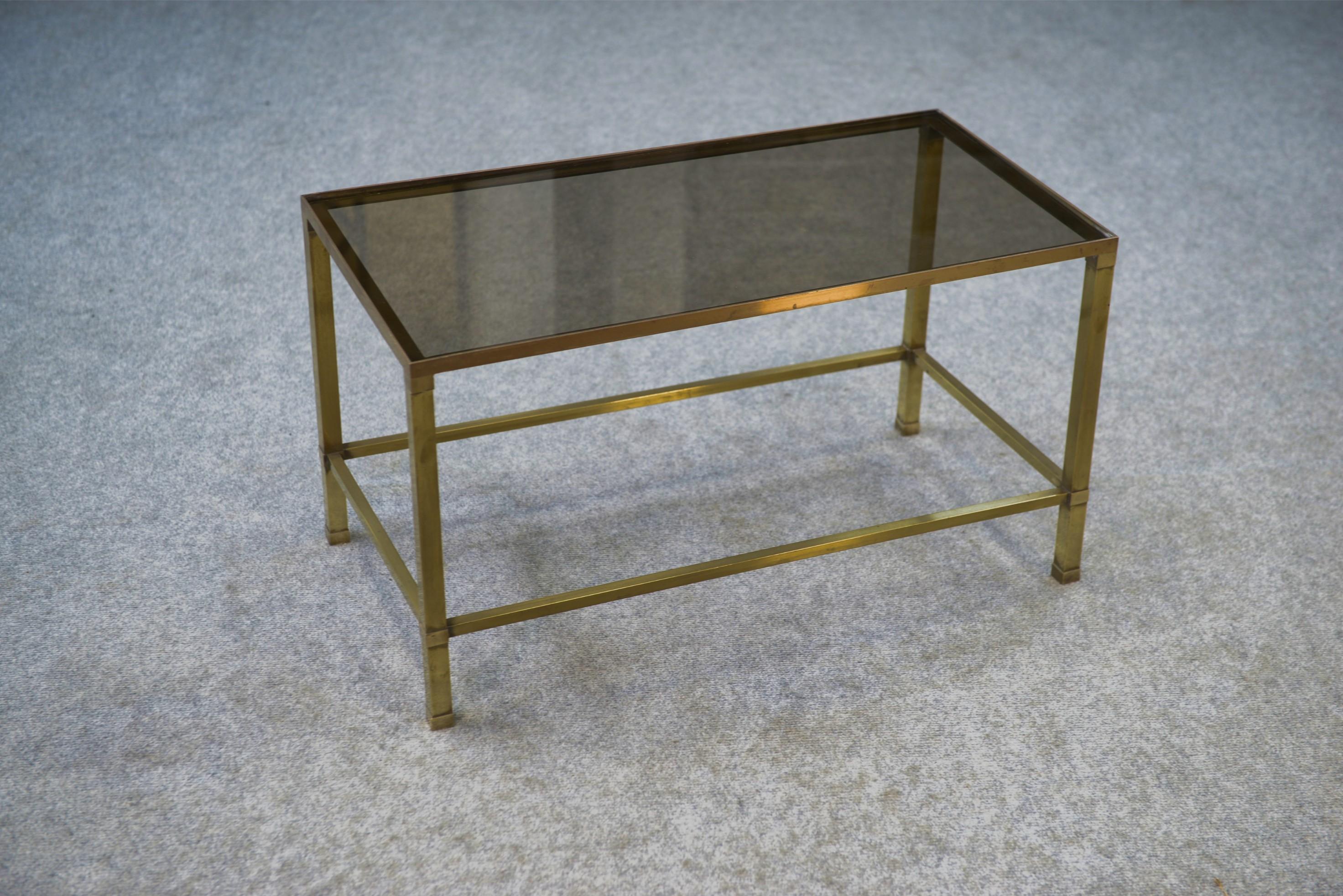 Milieu du XXe siècle Table basse en laiton et verre fumé 1950's en vente