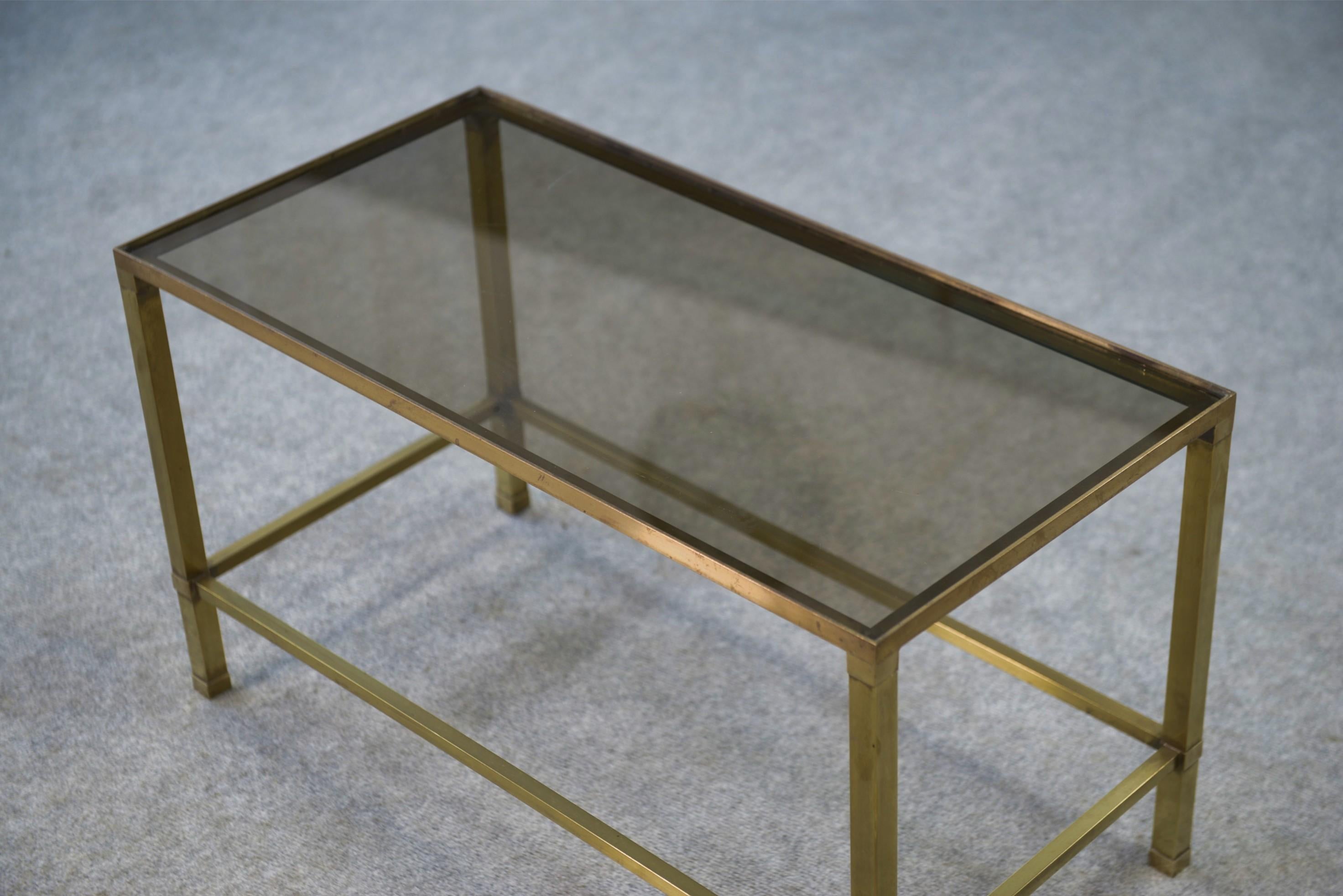 Laiton Table basse en laiton et verre fumé 1950's en vente
