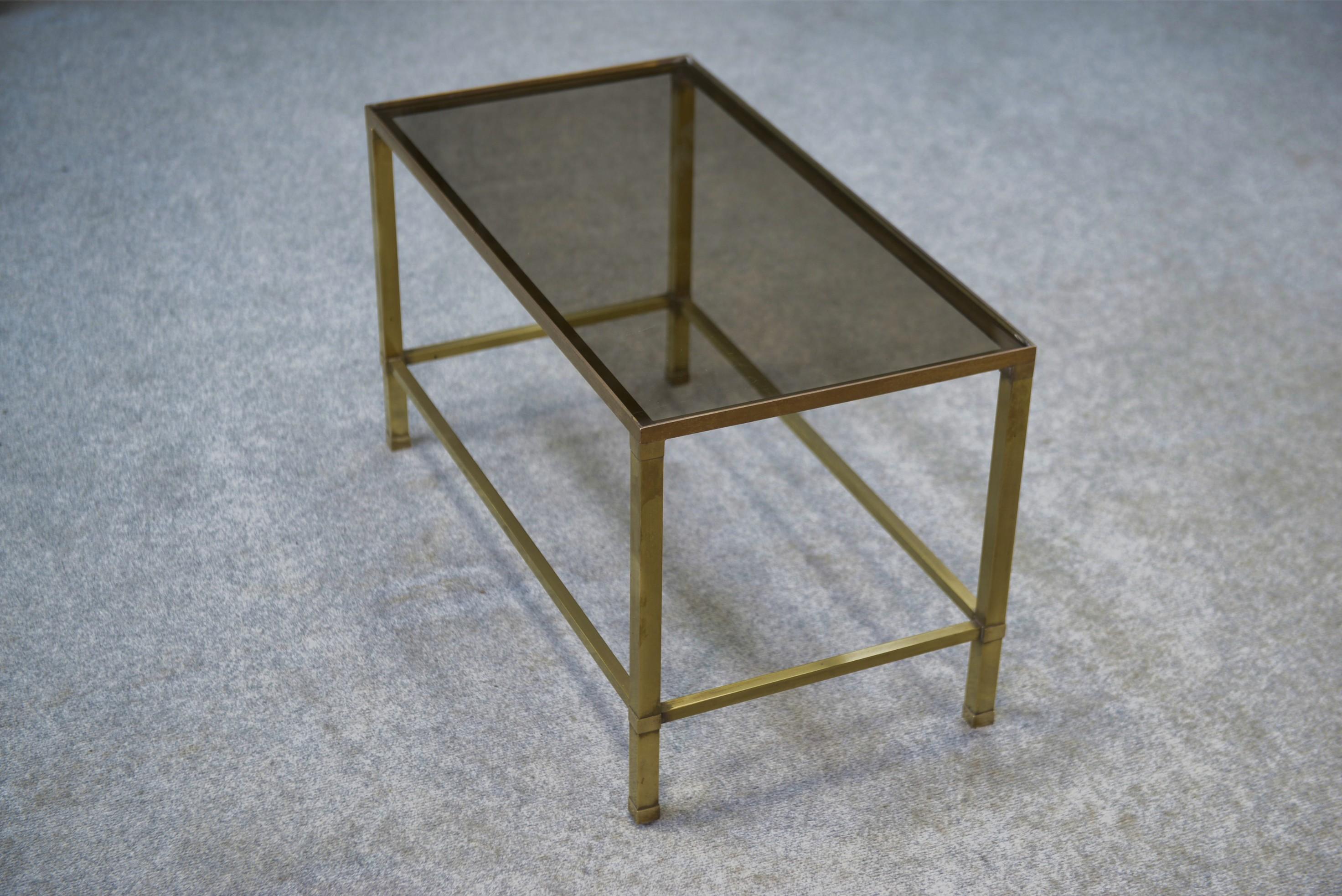 Table basse en laiton et verre fumé 1950's en vente 2