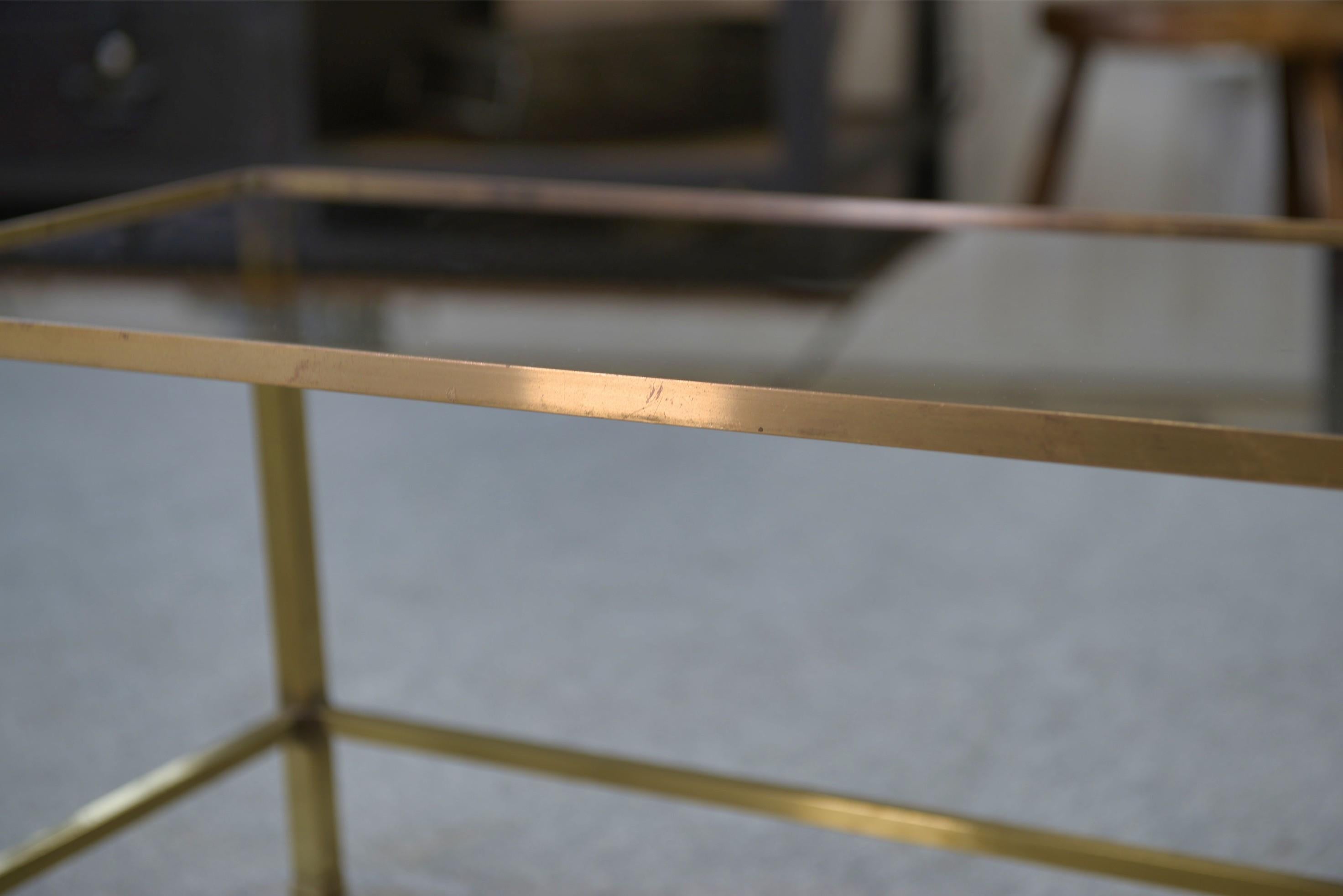 Table basse en laiton et verre fumé 1950's en vente 3