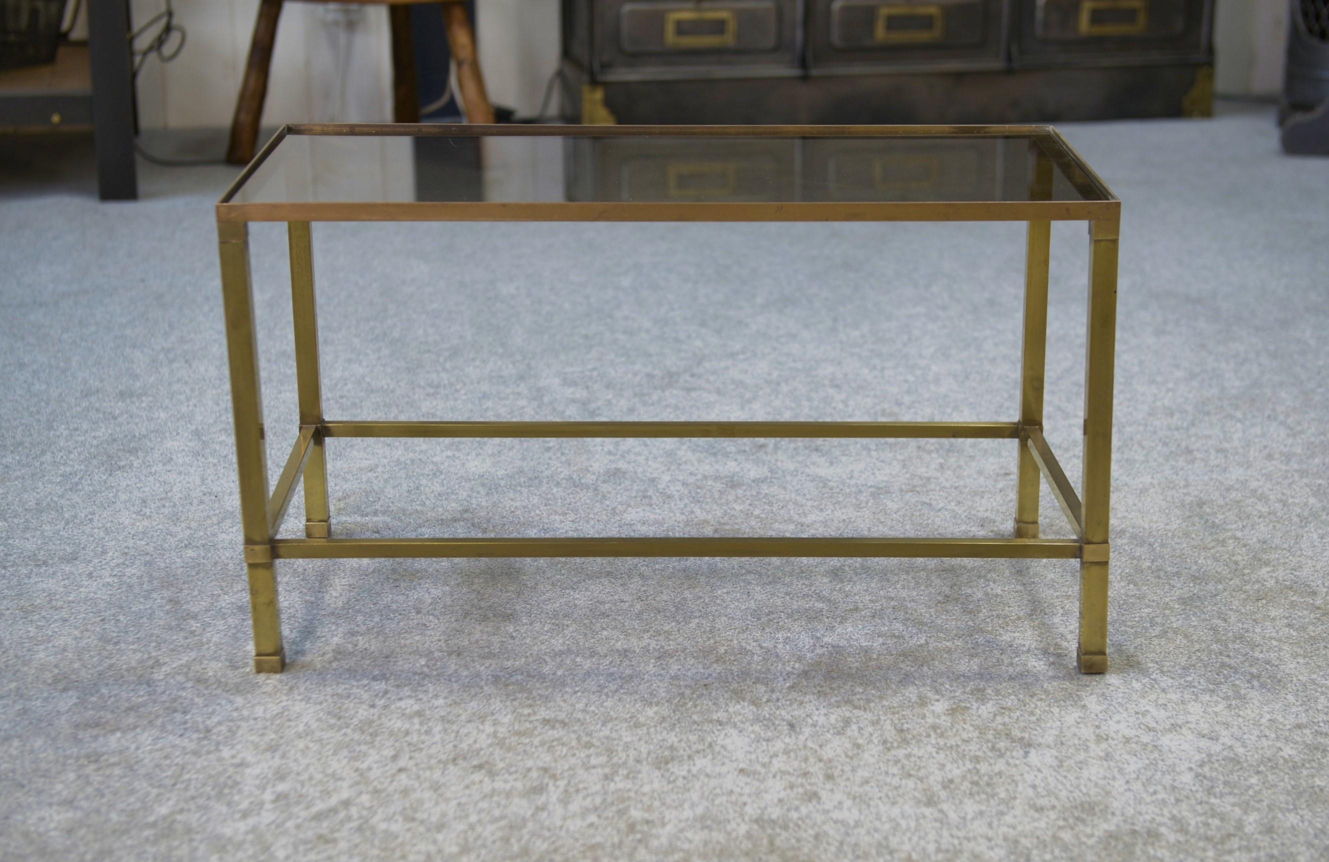Table basse en laiton et verre fumé 1950's en vente 4