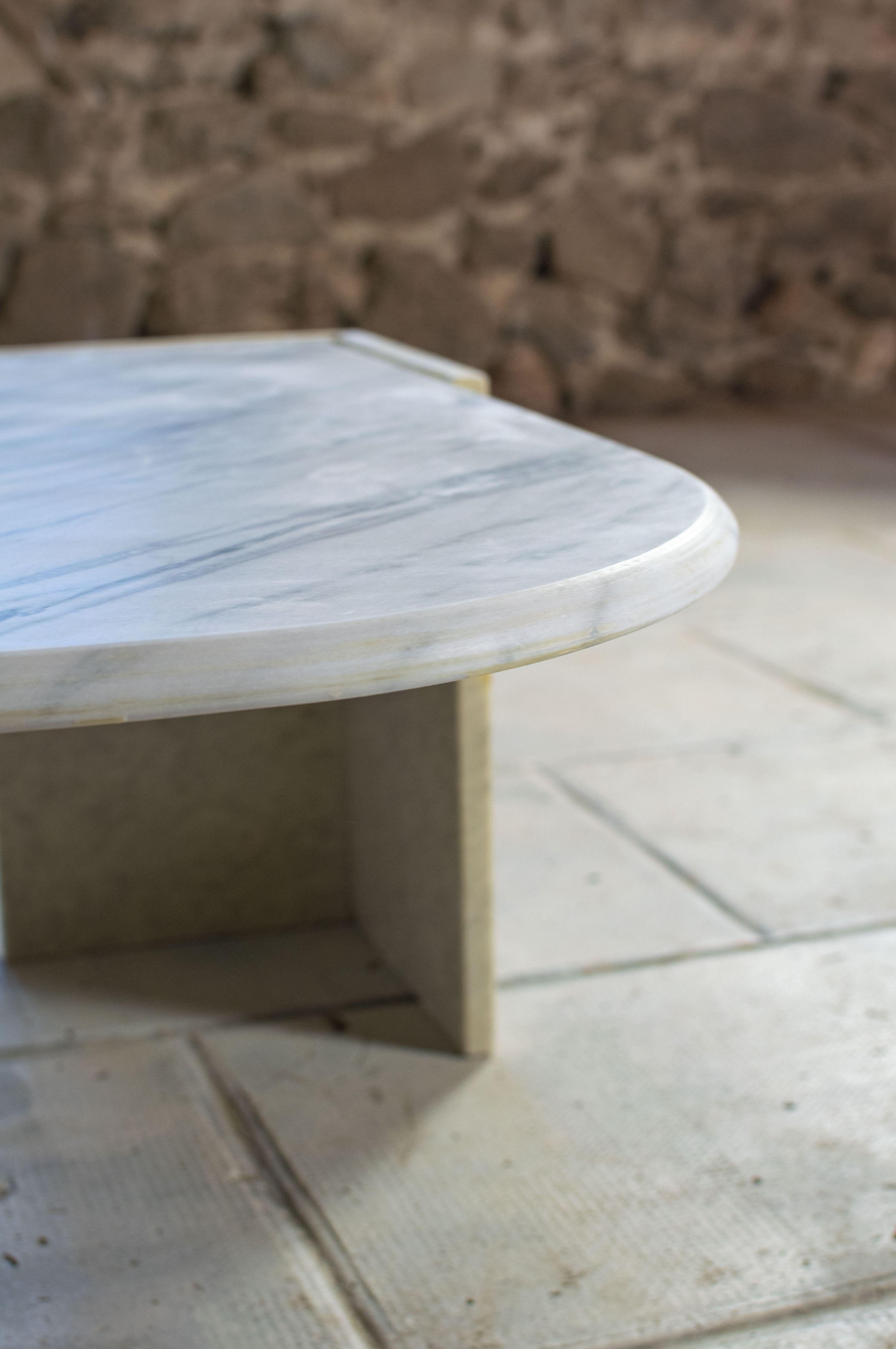 Table basse en marbre gris et blanc présentent un élégant design en forme d'oeil fabriquée en France dans les années 1970. Pièce vintage par excellence, son plateau aux dimensions carrés repose sur deux pieds triangulaires.