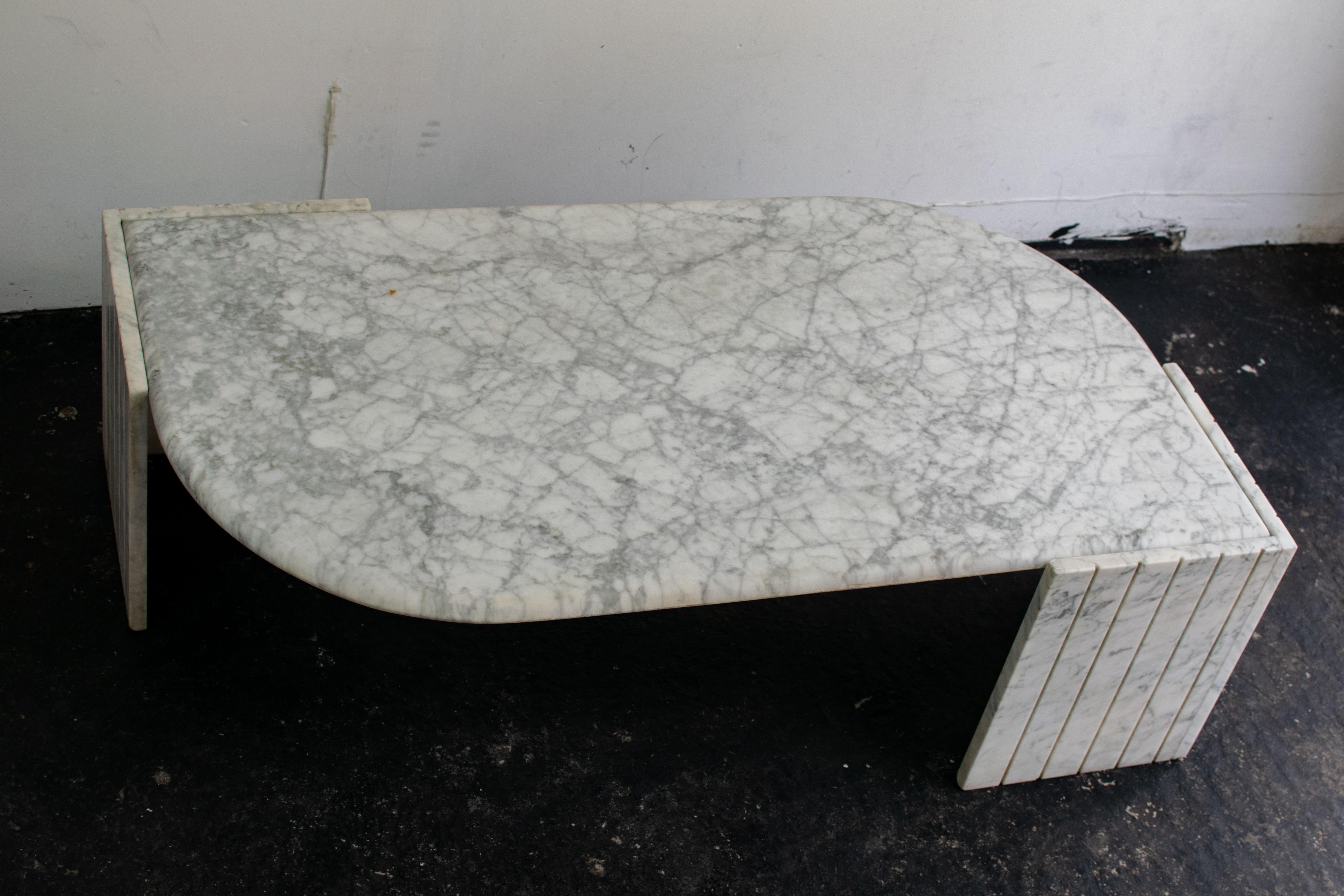 Table en marbre ovale pour Roche Bobois - julie barrau