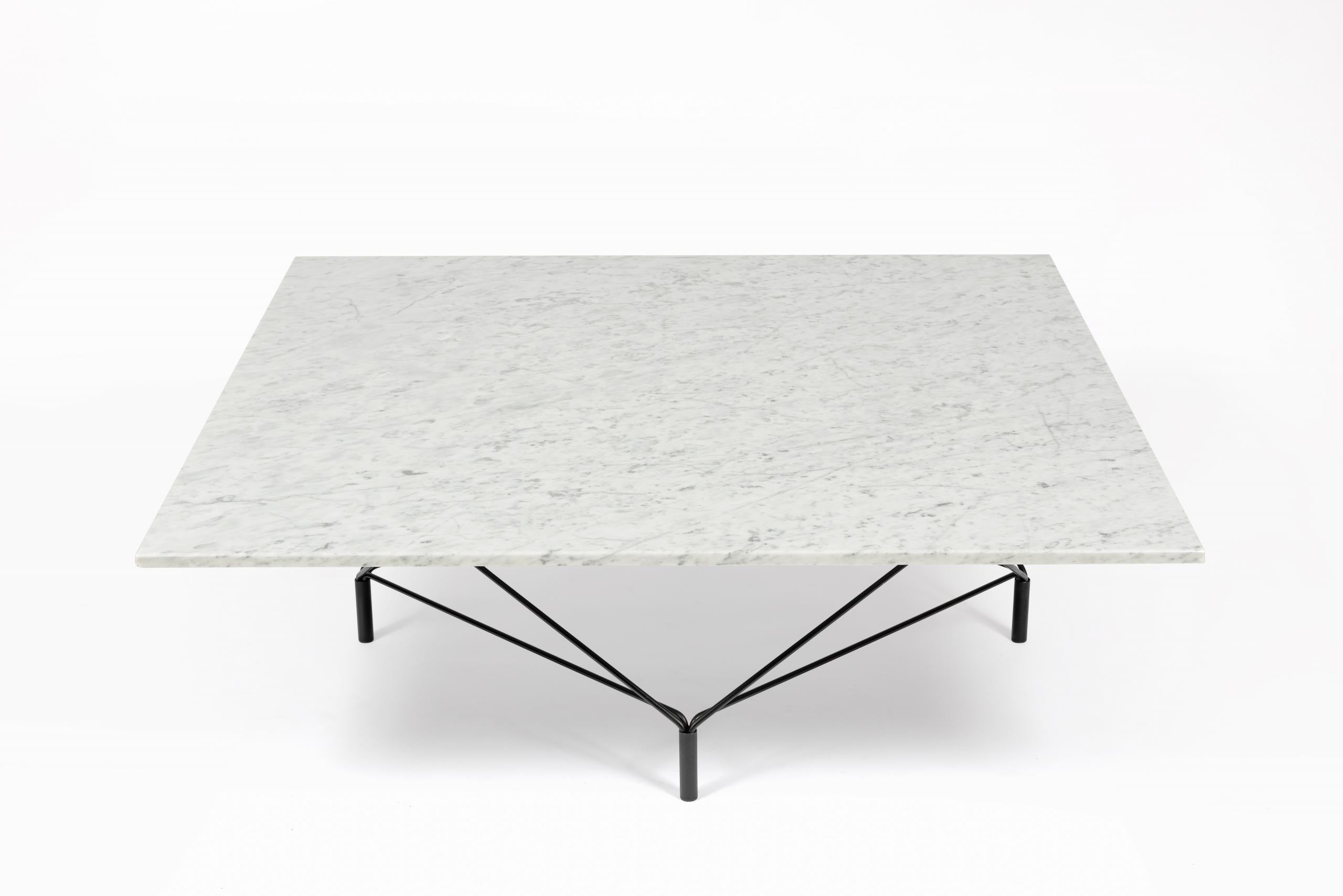 Table basse du designer danois Andréas Hansen pour Eilersen, 1960.

Modèle “Spider” avec piètement en acier laqué noir et plateau en marbre blanc.