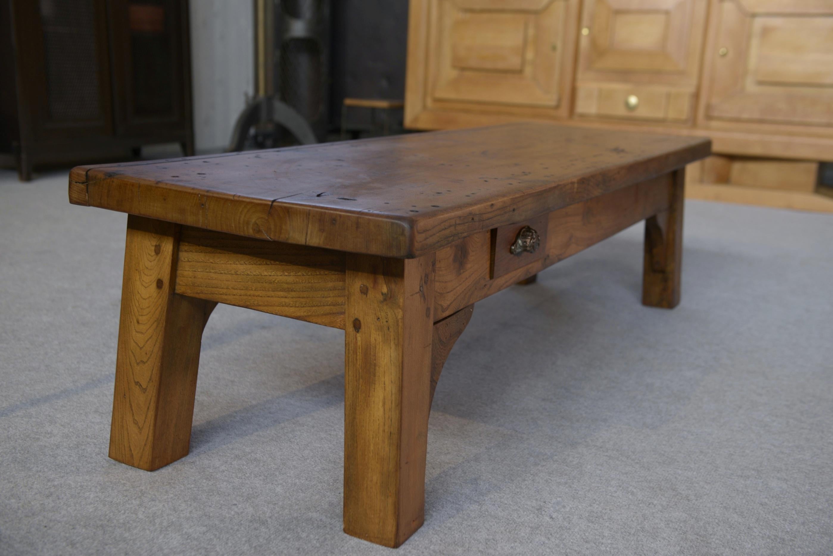 Table basse en orme massif 2 petits tiroirs 1950's in vendita 5