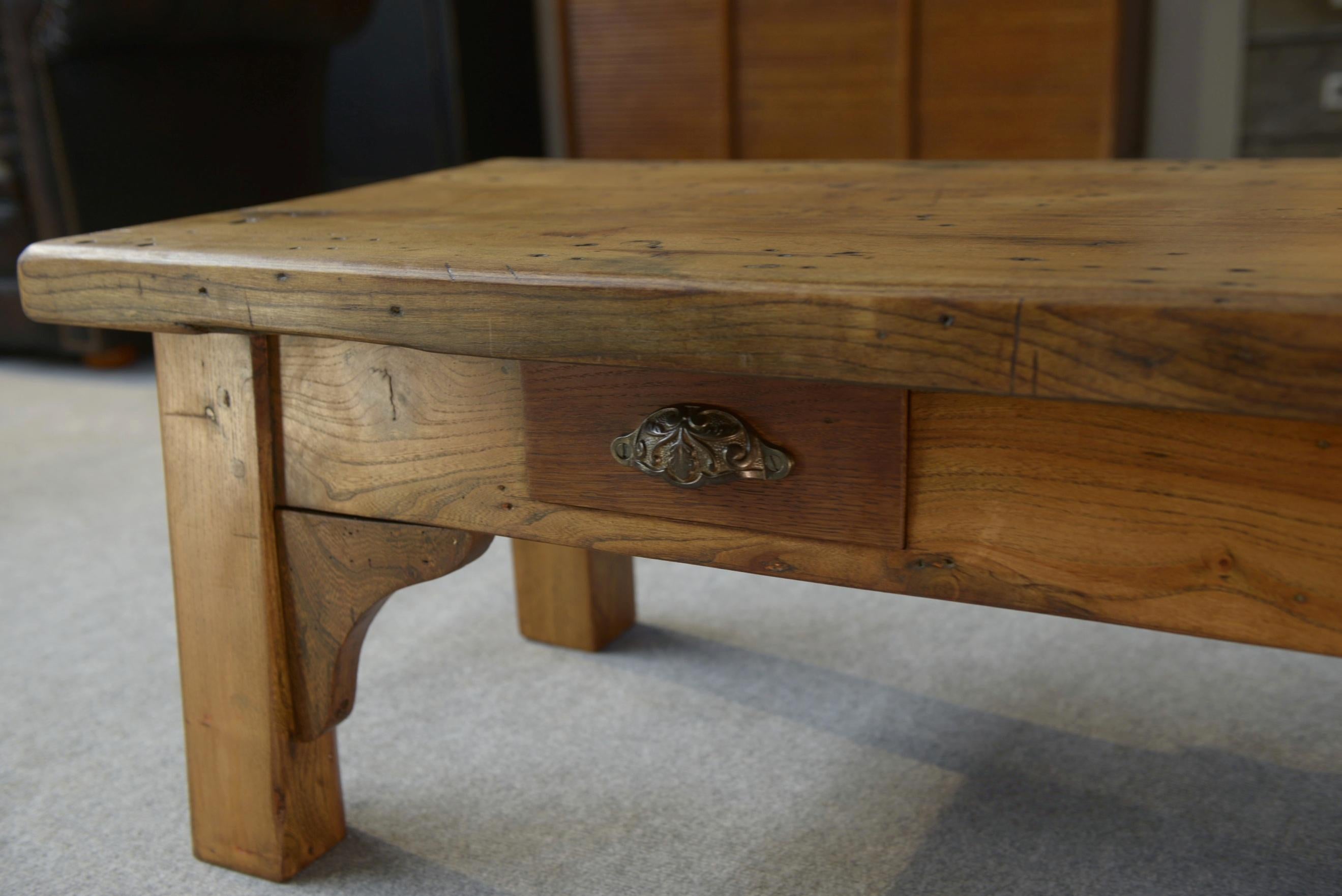 Table basse en orme massif 2 petits tiroirs 1950's in vendita 6
