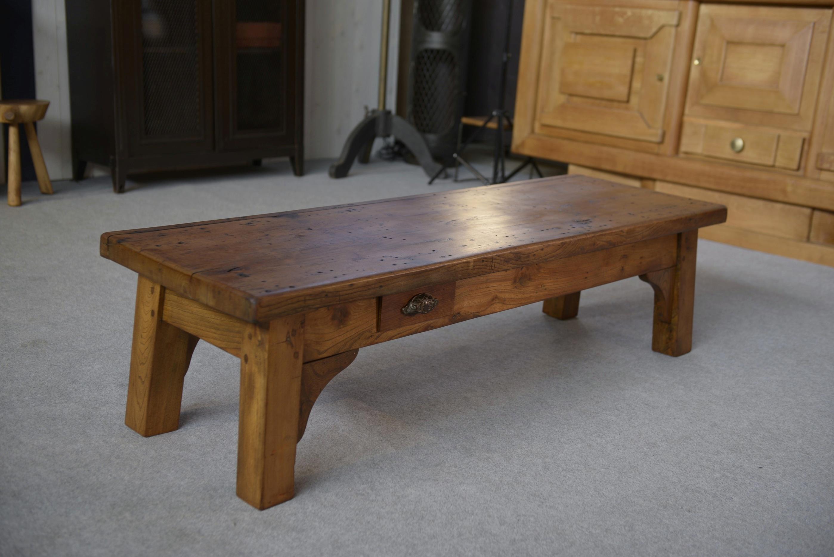 Francese Table basse en orme massif 2 petits tiroirs 1950's in vendita