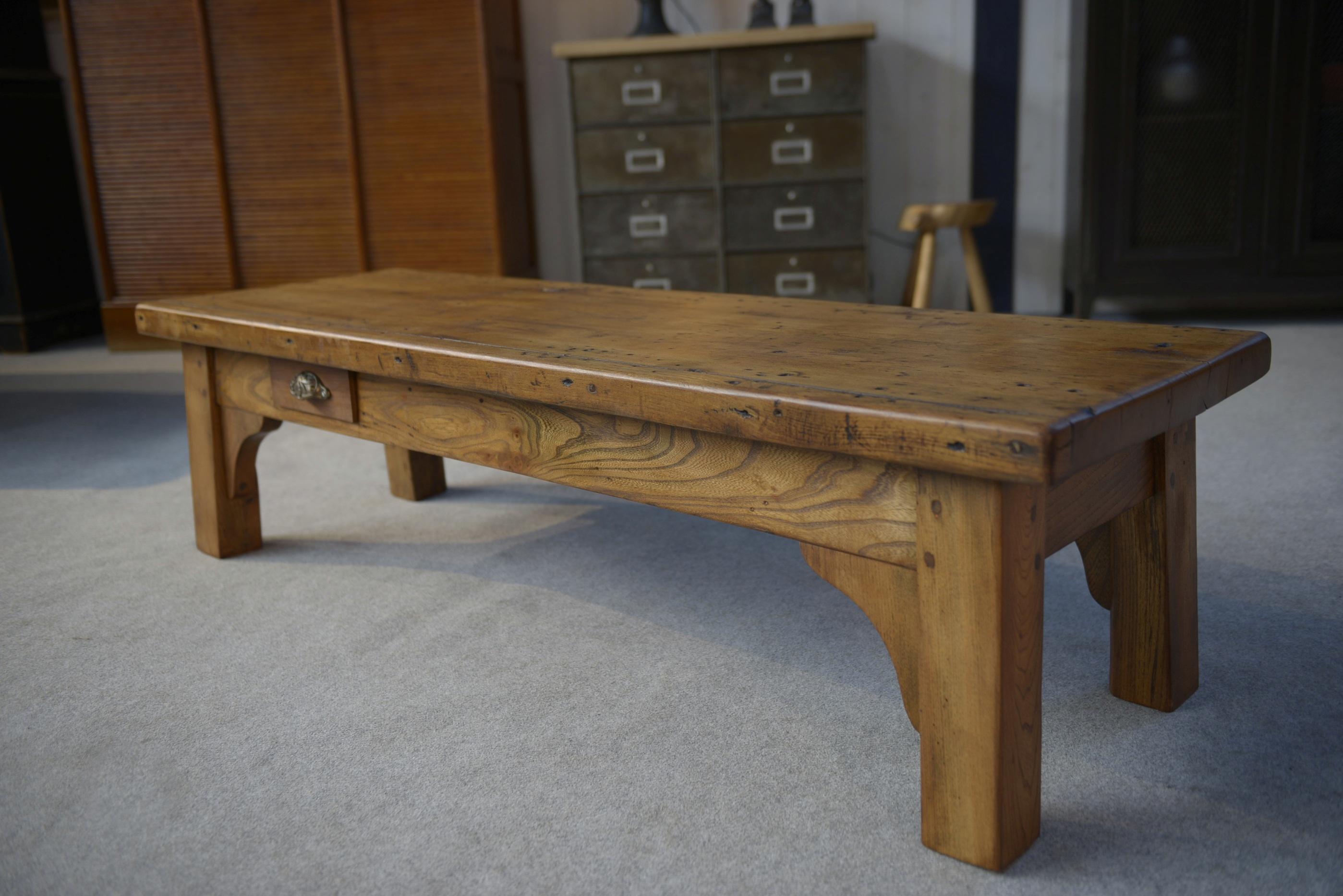 Metà XX secolo Table basse en orme massif 2 petits tiroirs 1950's in vendita