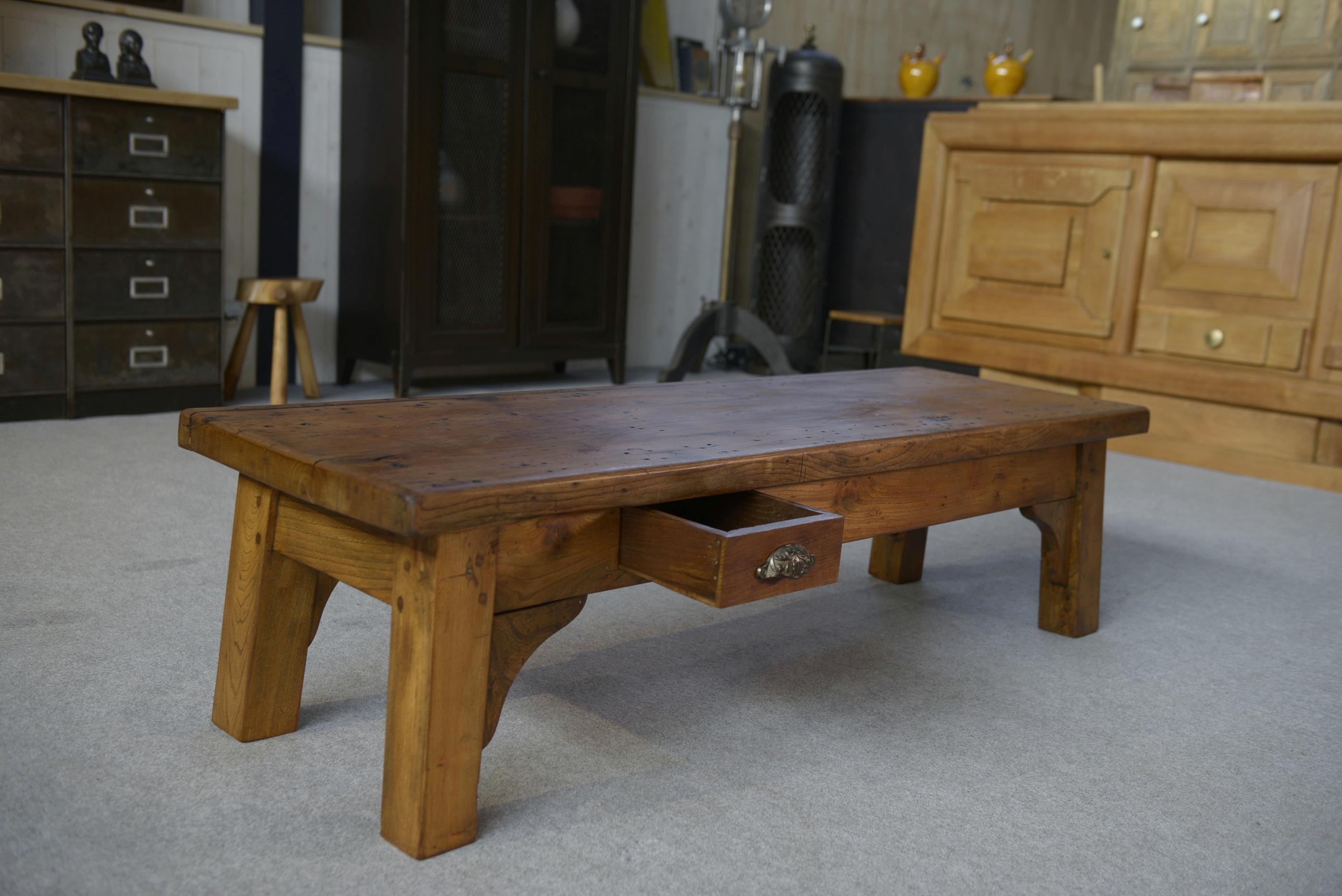Table basse en orme massif 2 petits tiroirs 1950's in vendita 1