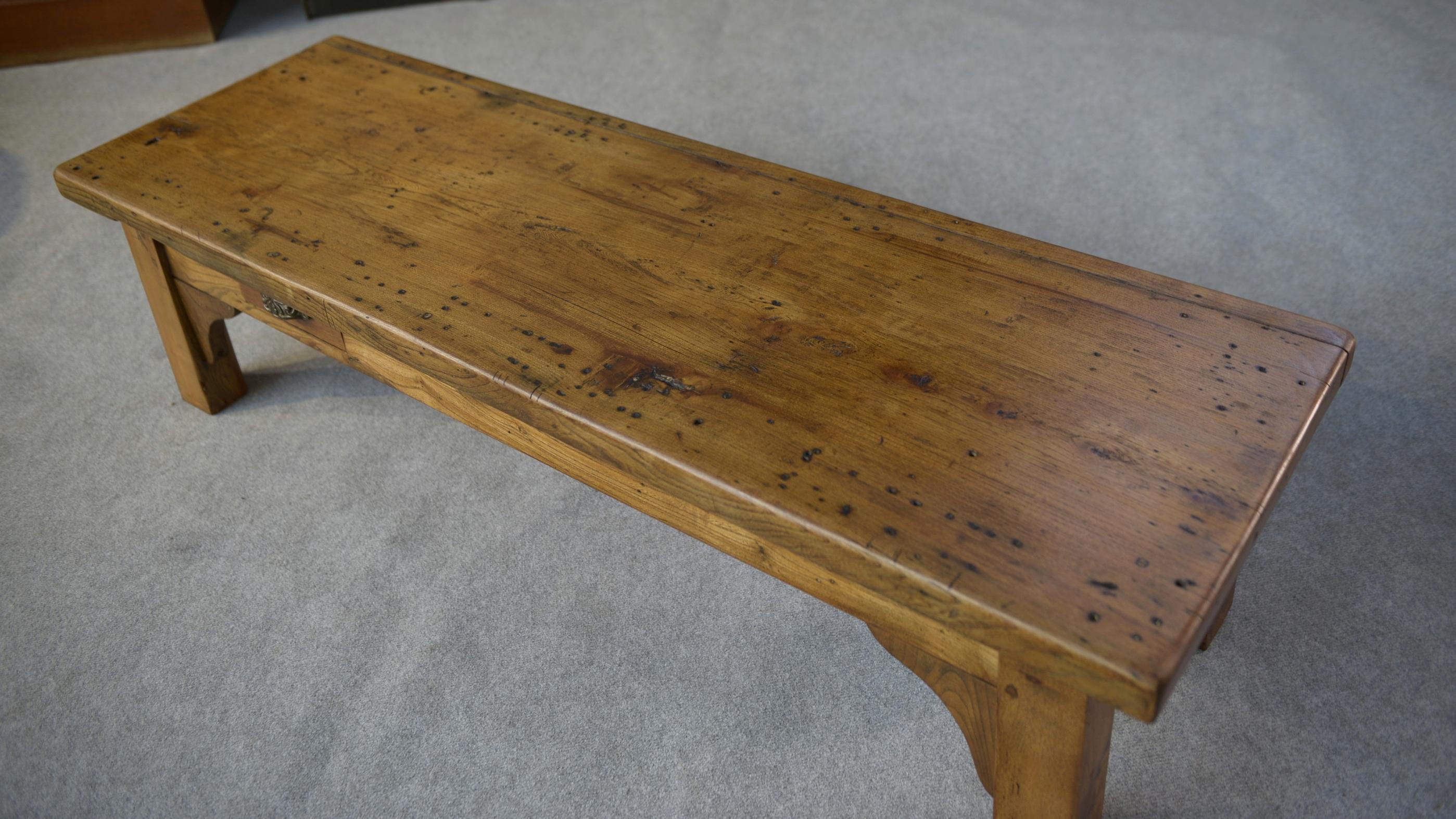 Table basse en orme massif 2 petits tiroirs 1950's in vendita 2