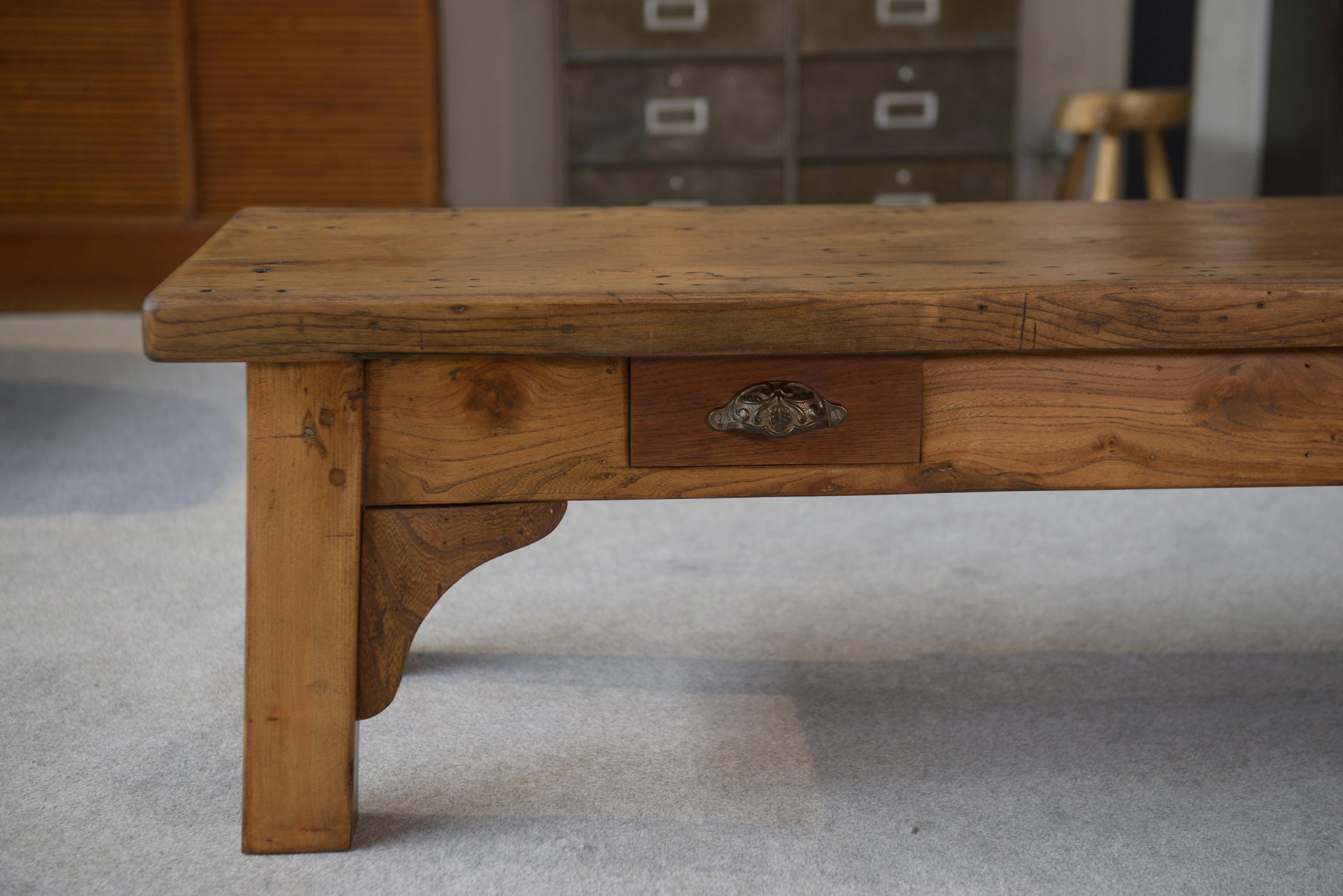 Table basse en orme massif 2 petits tiroirs 1950's in vendita 3